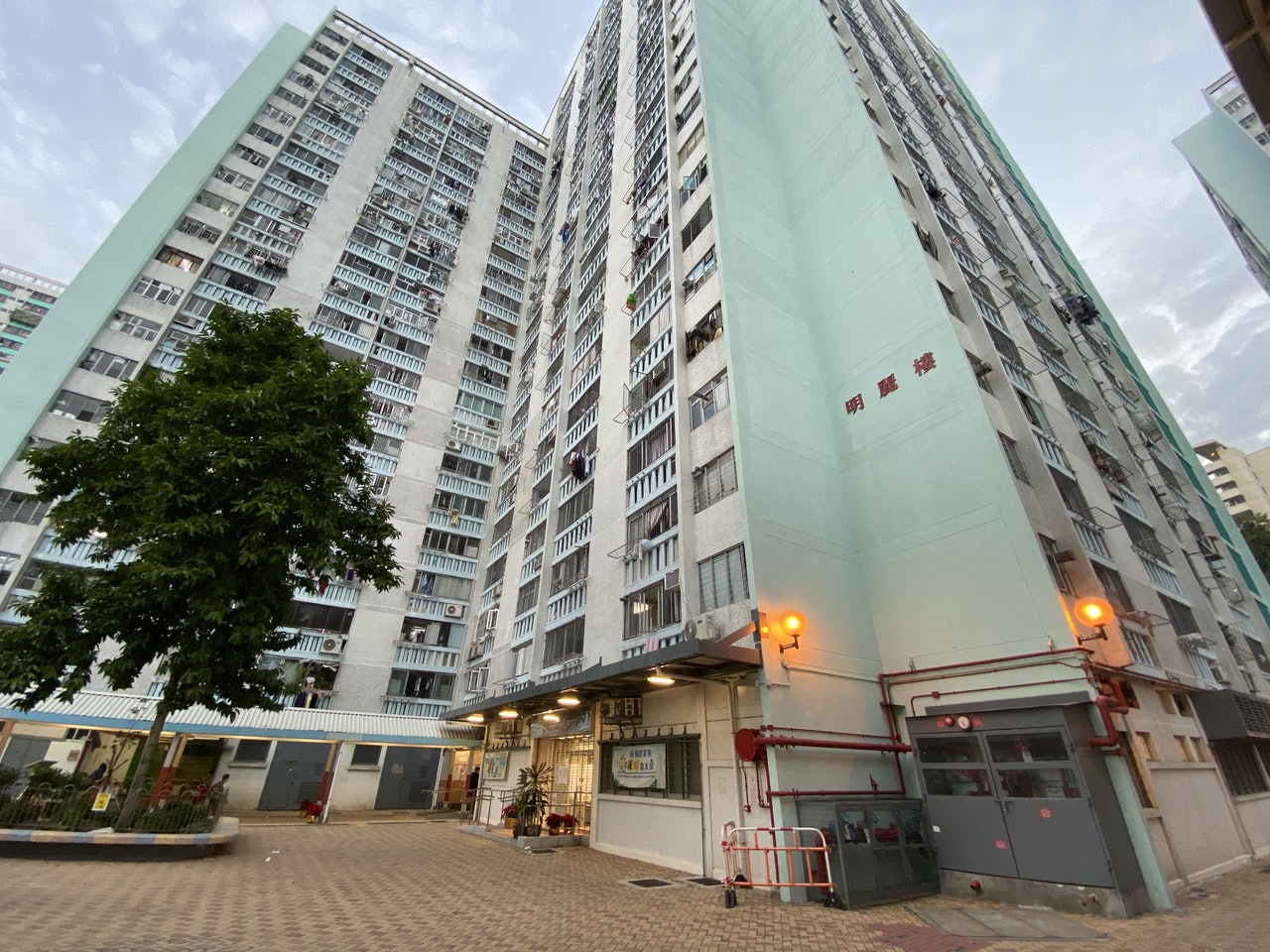 彩雲邨明麗樓有3個單位合共4人染疫,衞生防護中心會向住戶派樣本瓶。(孔繁栩攝) 彩雲邨明麗樓有3個單位合共4人染疫,衞生防護中心會向住戶派樣本瓶。(孔繁栩攝)