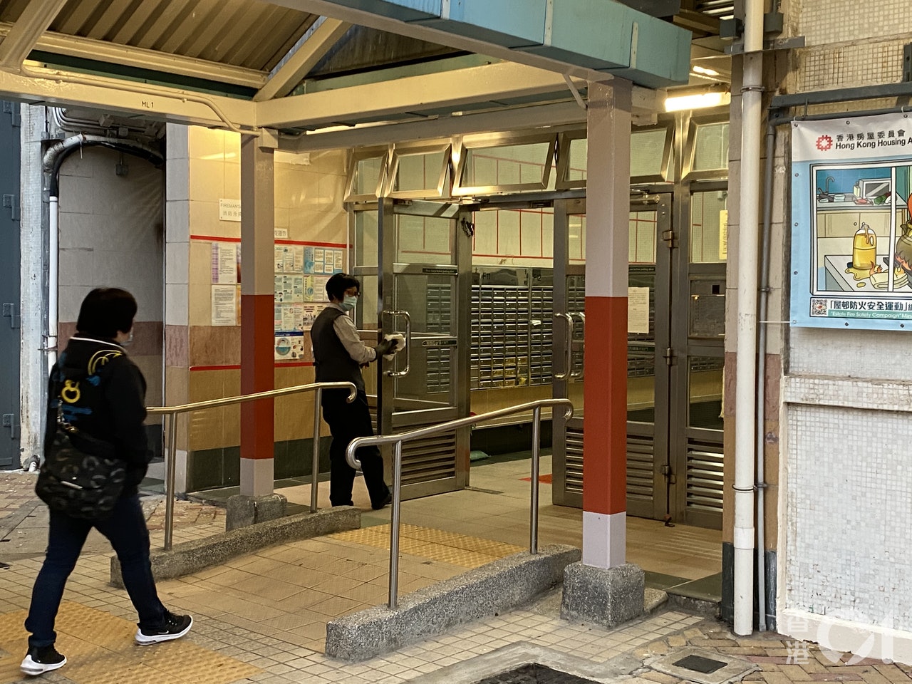 彩雲邨明麗樓有3個單位合共4人染疫,衞生防護中心會向住戶派樣本瓶。(孔繁栩攝) 彩雲邨明麗樓有3個單位合共4人染疫,衞生防護中心會向住戶派樣本瓶。(孔繁栩攝)