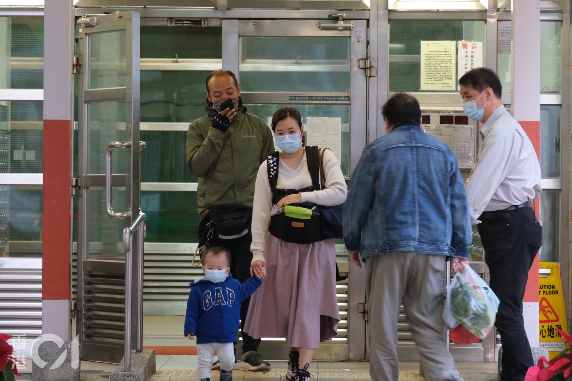 不少居於彩雲邨明麗樓的居民知悉有人確診大呼「好驚」。(盧翊銘攝) 不少居於彩雲邨明麗樓的居民知悉有人確診大呼「好驚」。(盧翊銘攝)