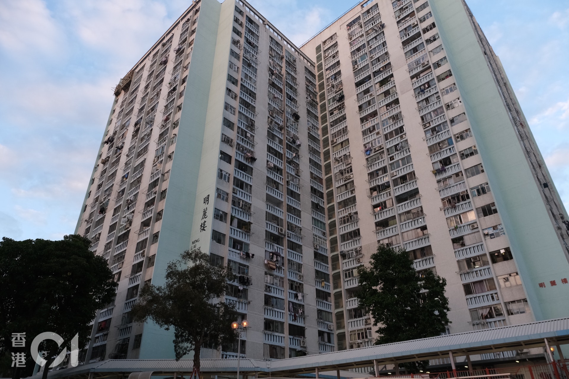 彩雲邨明麗樓今日(13日)新增4宗確診個案,涉及3個單位,當中一個單位與跳舞群組有關。(盧翊銘攝) 彩雲邨明麗樓今日(13日)新增4宗確診個案,涉及3個單位,當中一個單位與跳舞群組有關。(盧翊銘攝)