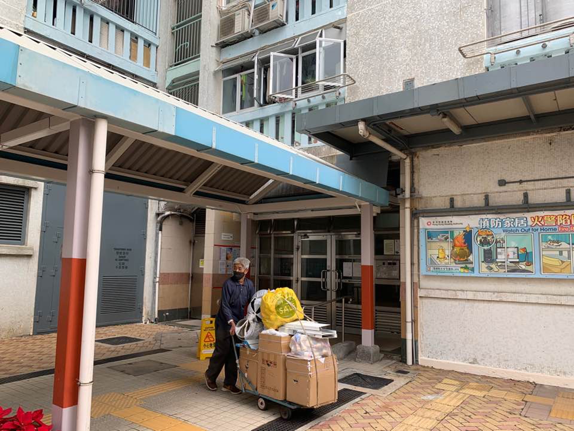 彩雲邨明麗樓共四人染疫,衞生防護中心昨日指,今日(14日)會向居民派樣本瓶檢測。(王潔恩攝) 彩雲邨明麗樓共四人染疫,衞生防護中心昨日指,今日(14日)會向居民派樣本瓶檢測。(王潔恩攝)