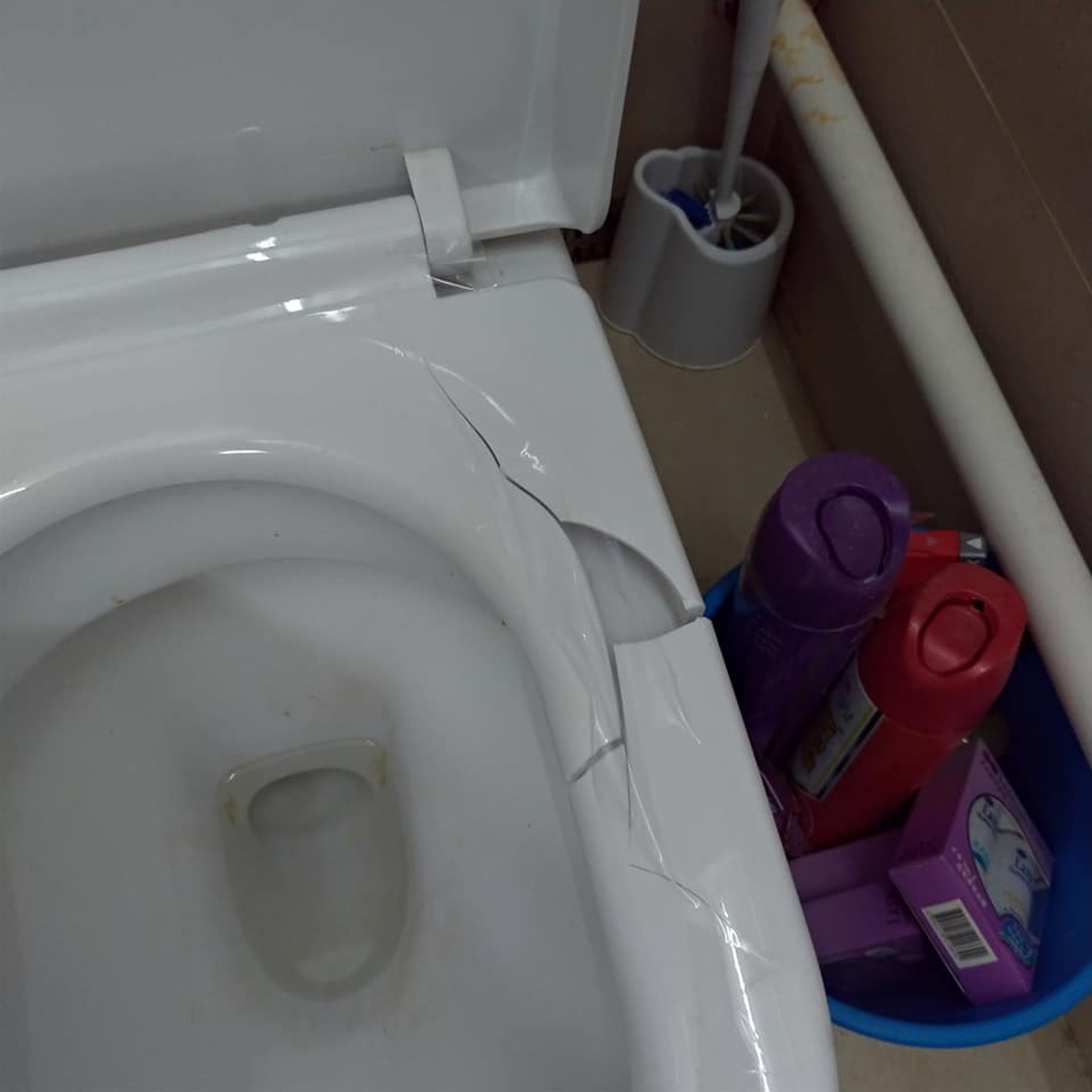 樓主上載短片及照片,指淘寶購買的1塊廁所板使用幾天就已經出現裂痕。(網民許先生授權轉載) 樓主上載短片及照片,指淘寶購買的1塊廁所板使用幾天就已經出現裂痕。(網民許先生授權轉載)