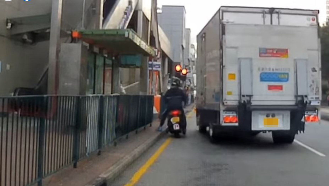 網上流傳一段車Cam片,拍到電單車疑險被貨車撞倒的一幕。(fb影片截圖) 網上流傳一段車Cam片,拍到電單車疑險被貨車撞倒的一幕。(fb影片截圖)