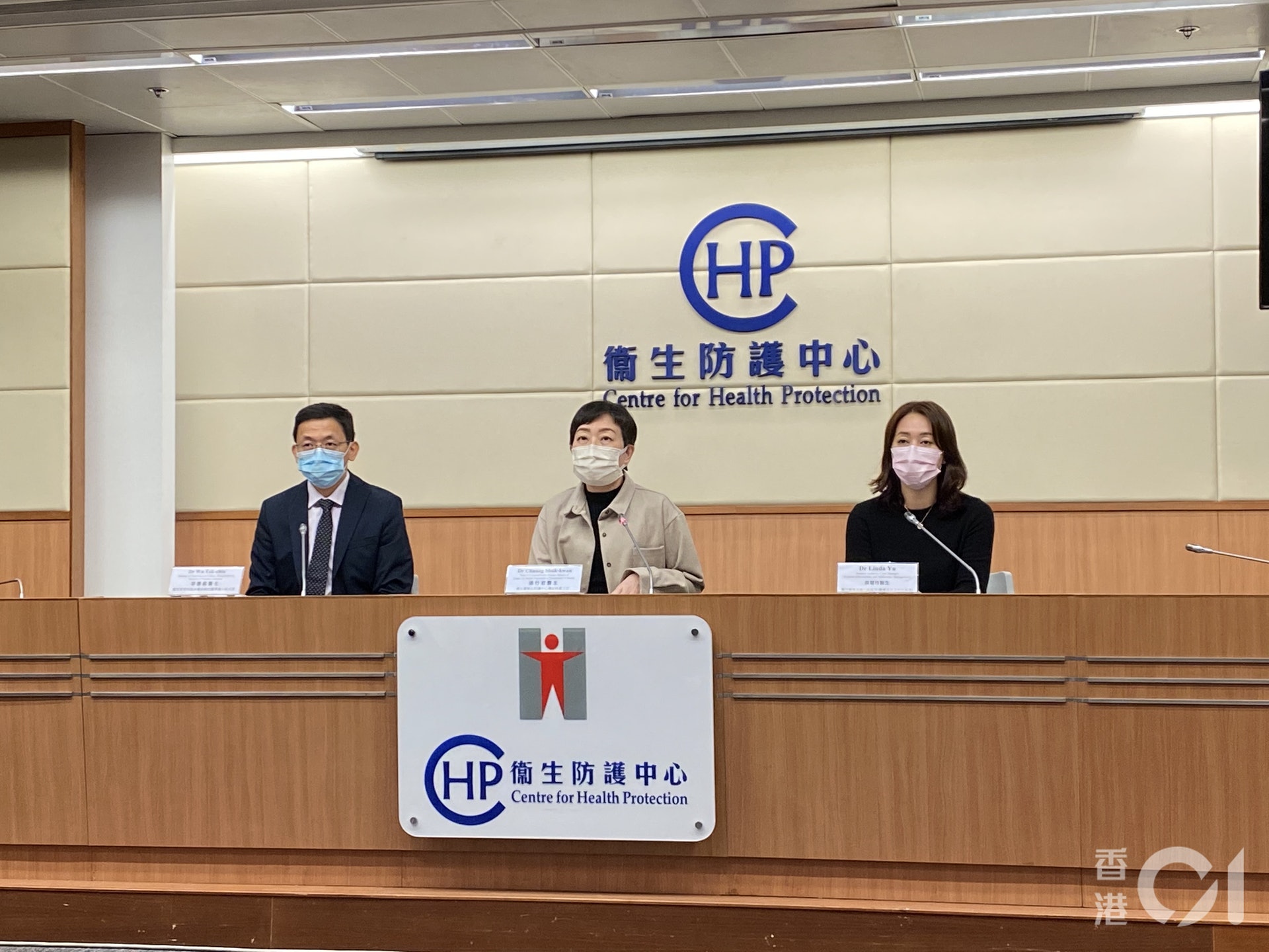 醫管局臨床傳染病治療專責小組成員胡德超(左)表示:「若發現容易氣喘應該盡快睇醫生,唔好等多一兩日,果一兩日好影響之後治療效果。」(孔繁栩攝) 醫管局臨床傳染病治療專責小組成員胡德超(左)表示:「若發現容易氣喘應該盡快睇醫生,唔好等多一兩日,果一兩日好影響之後治療效果。」(孔繁栩攝)