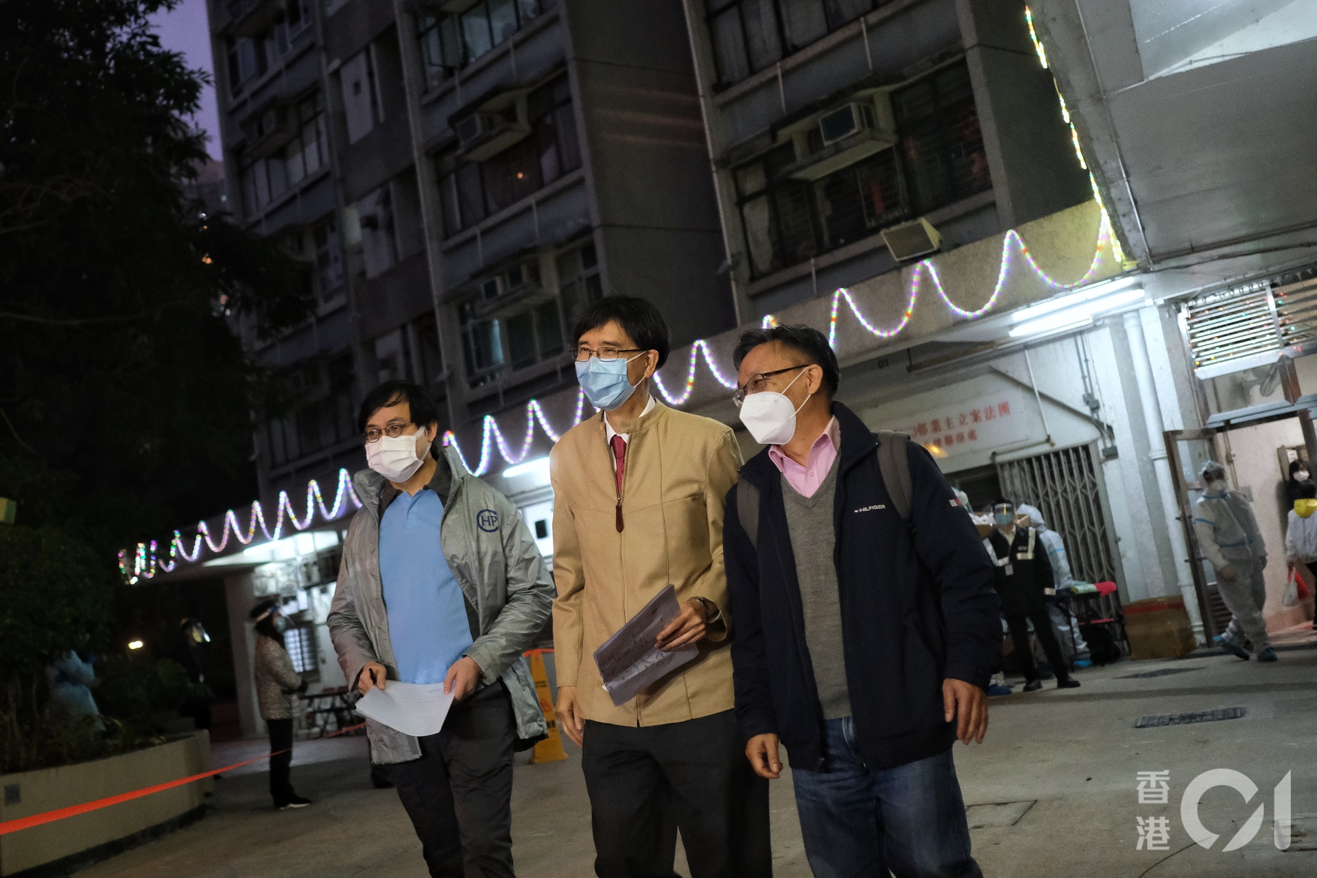 袁國勇等專家到貴東樓視察,發現部份單位因擾流效應而感染。(資料圖片/羅君豪攝) 袁國勇等專家到貴東樓視察,發現部份單位因擾流效應而感染。(資料圖片/羅君豪攝)
