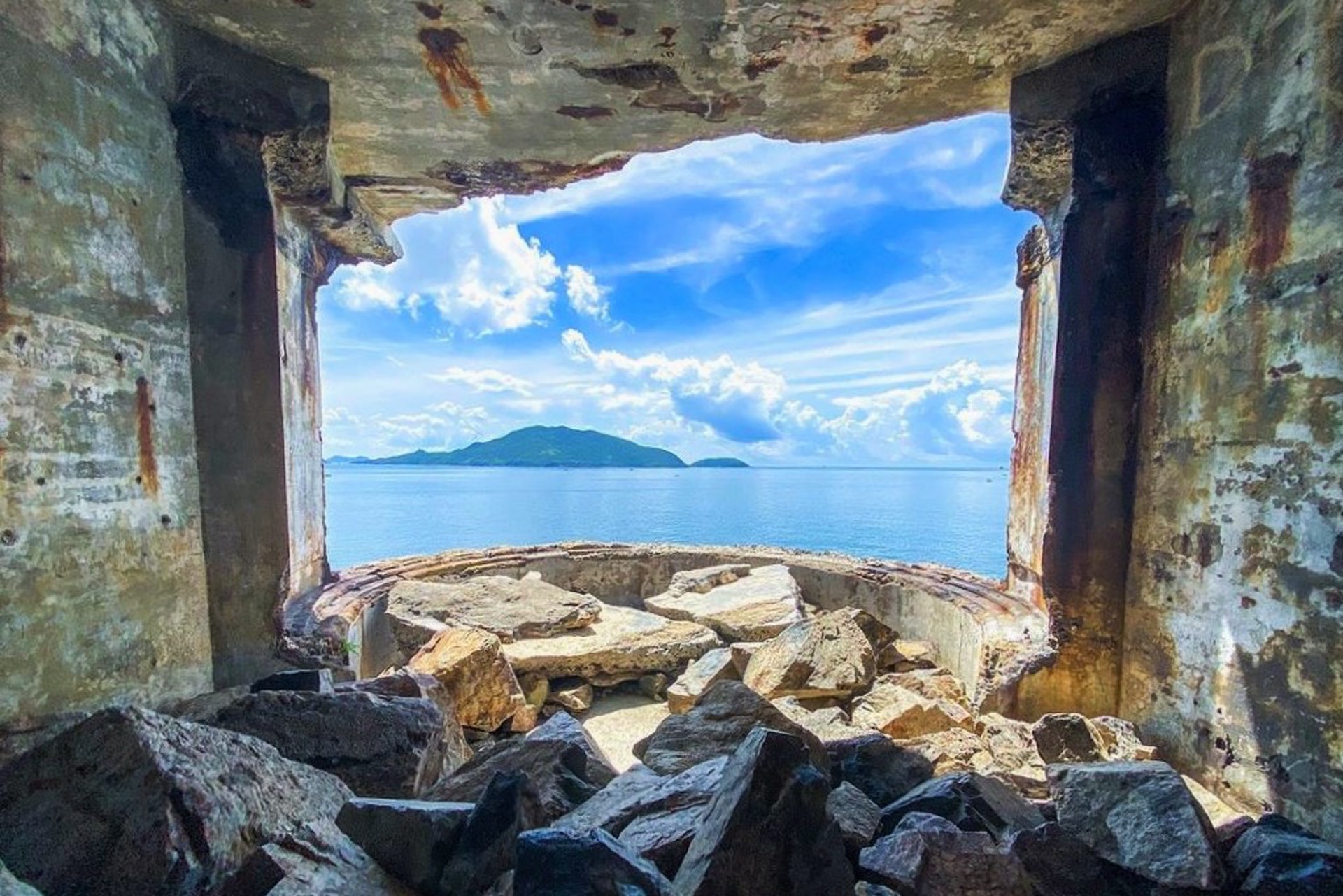 招牌「大電視」打卡位,就在碉堡的「落地窗口位」。(圖片來源:IG@heis_photo) 招牌「大電視」打卡位,就在碉堡的「落地窗口位」。(圖片來源:IG@heis_photo)