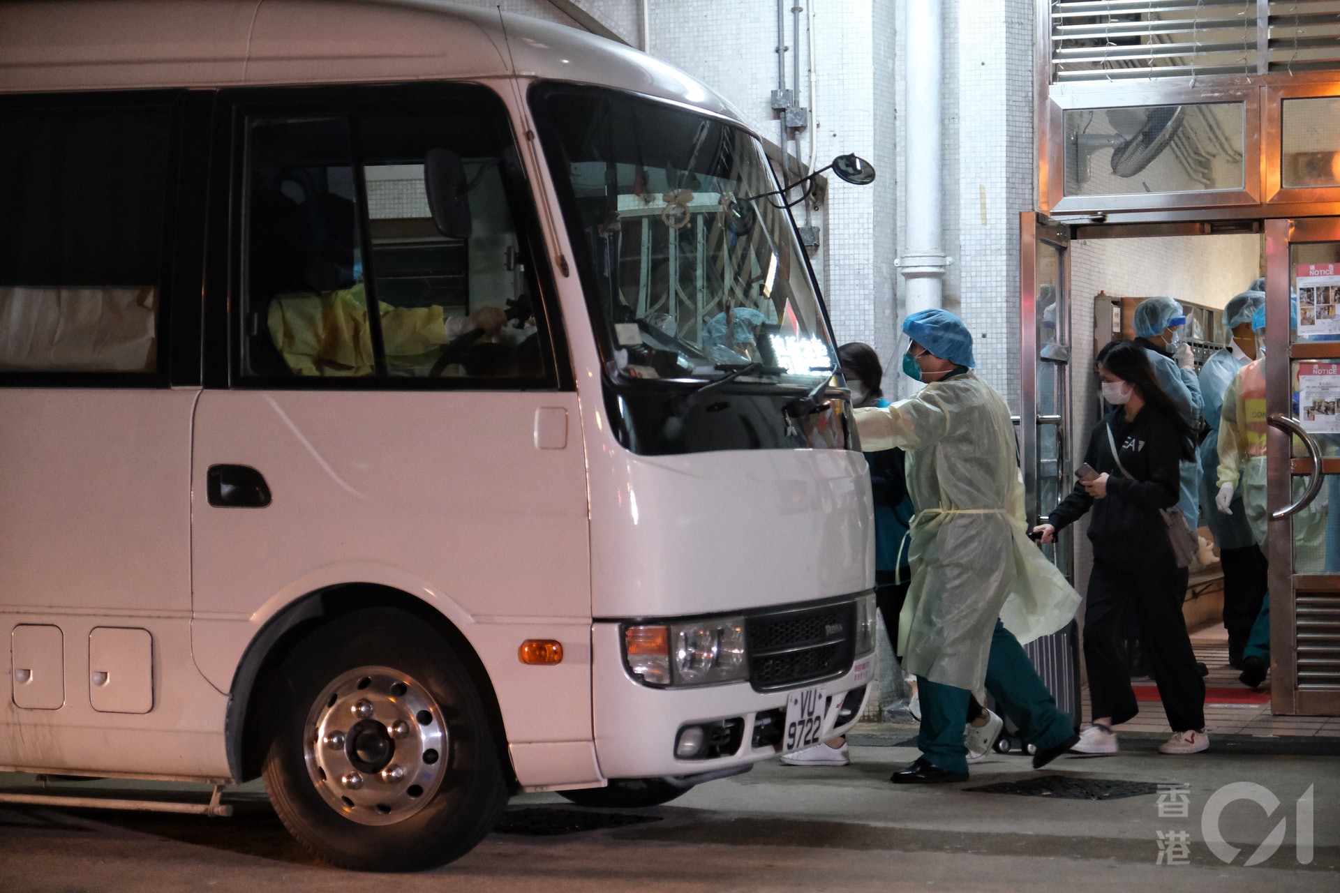 政府派出小巴到東頭邨貴東樓,接載高層15室居民往檢疫中心。(羅君豪攝) 政府派出小巴到東頭邨貴東樓,接載高層15室居民往檢疫中心。(羅君豪攝)