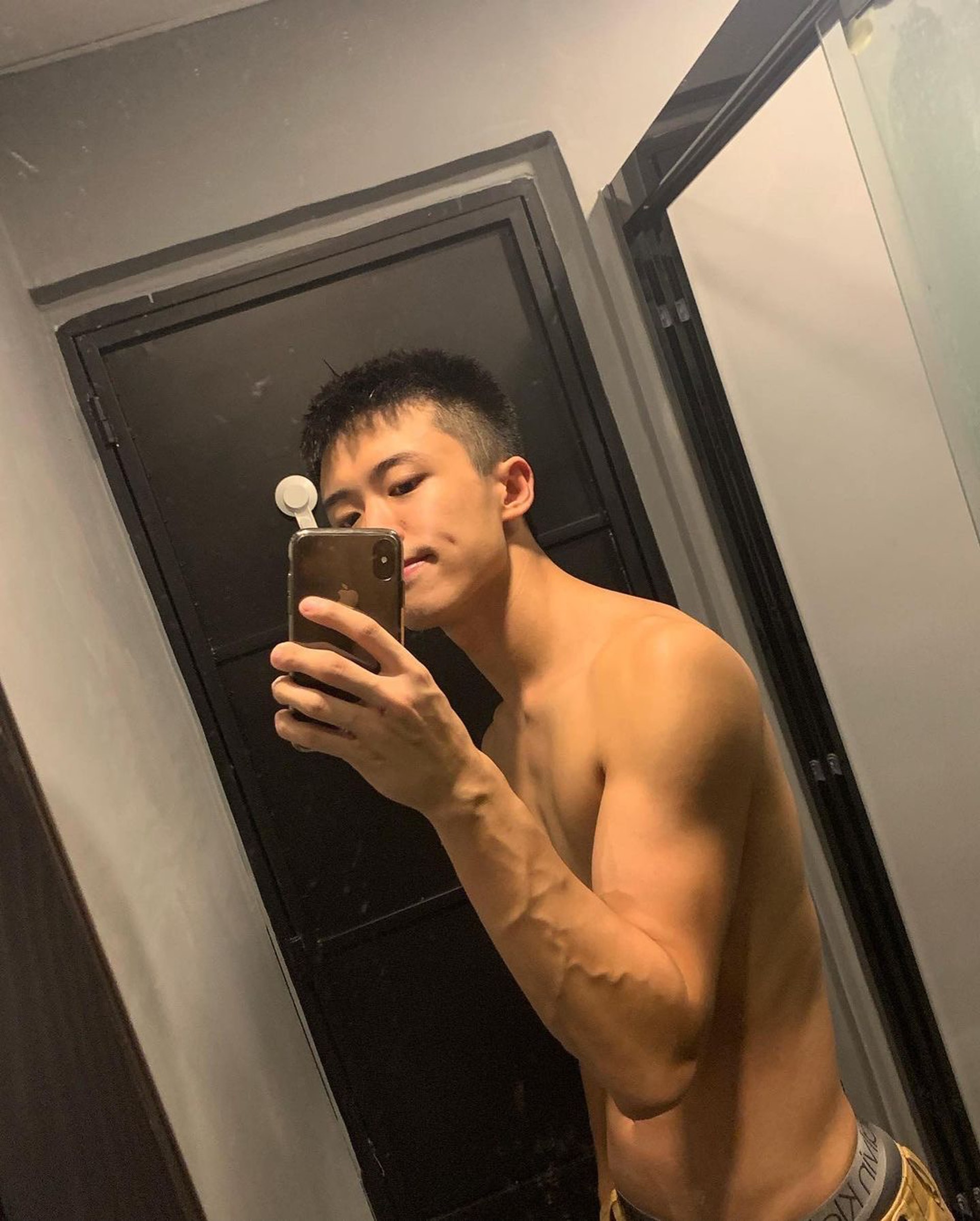 原來顧定軒都幾大隻﹗(IG:@zenokoo) 原來顧定軒都幾大隻﹗(IG:@zenokoo)