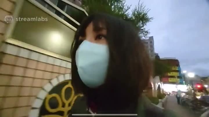 台灣女直播主和粉絲聊天期間遇劫，整個過程被實況直播出去。（影片截圖：Twitch@啊乓）