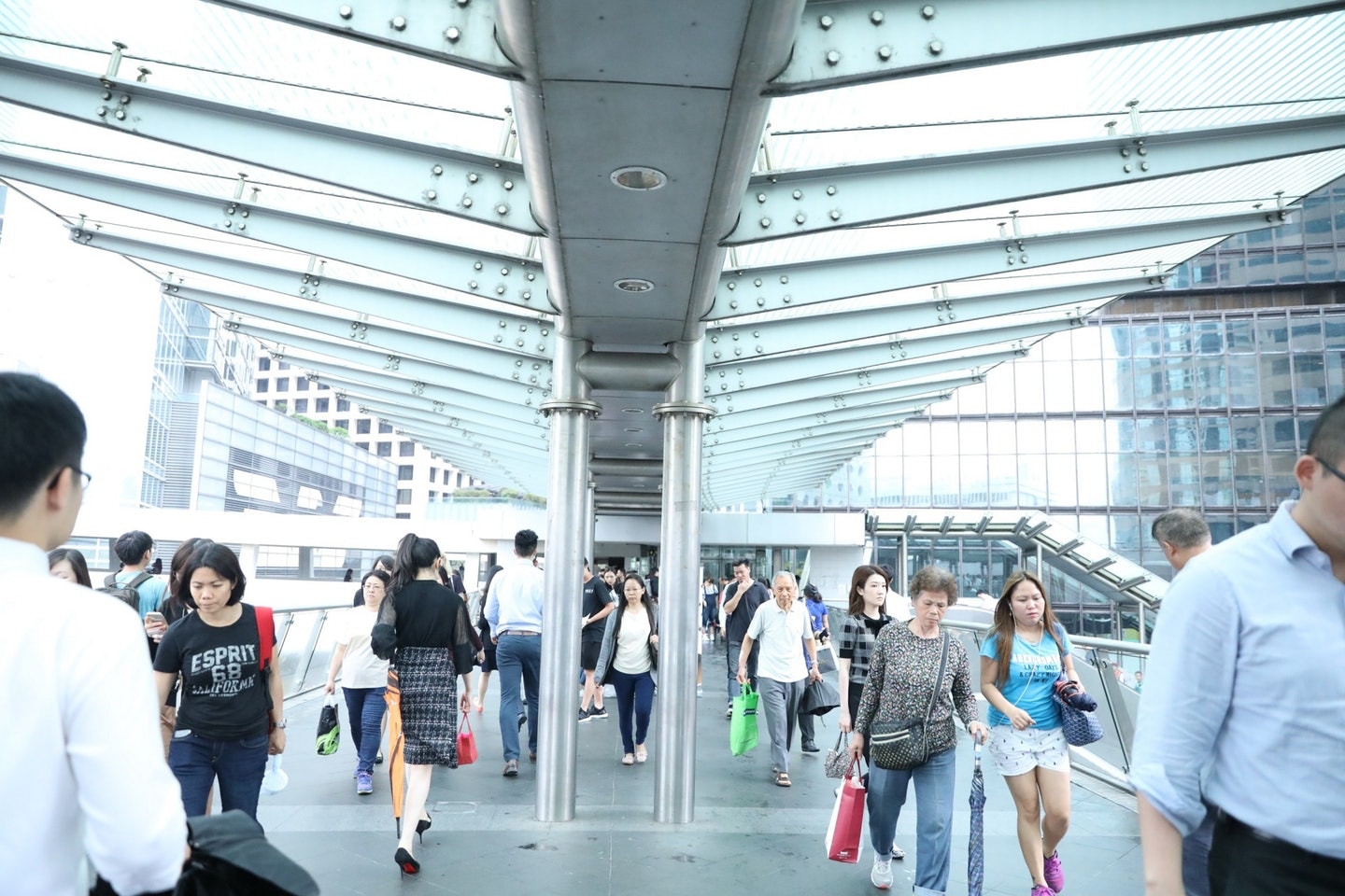 孫慧雪對Tovi離世表示可惜,最難忙Tovi在中環一條人頭湧湧的天橋上,盡責地為她引路。 孫慧雪對Tovi離世表示可惜,最難忙Tovi在中環一條人頭湧湧的天橋上,盡責地為她引路。