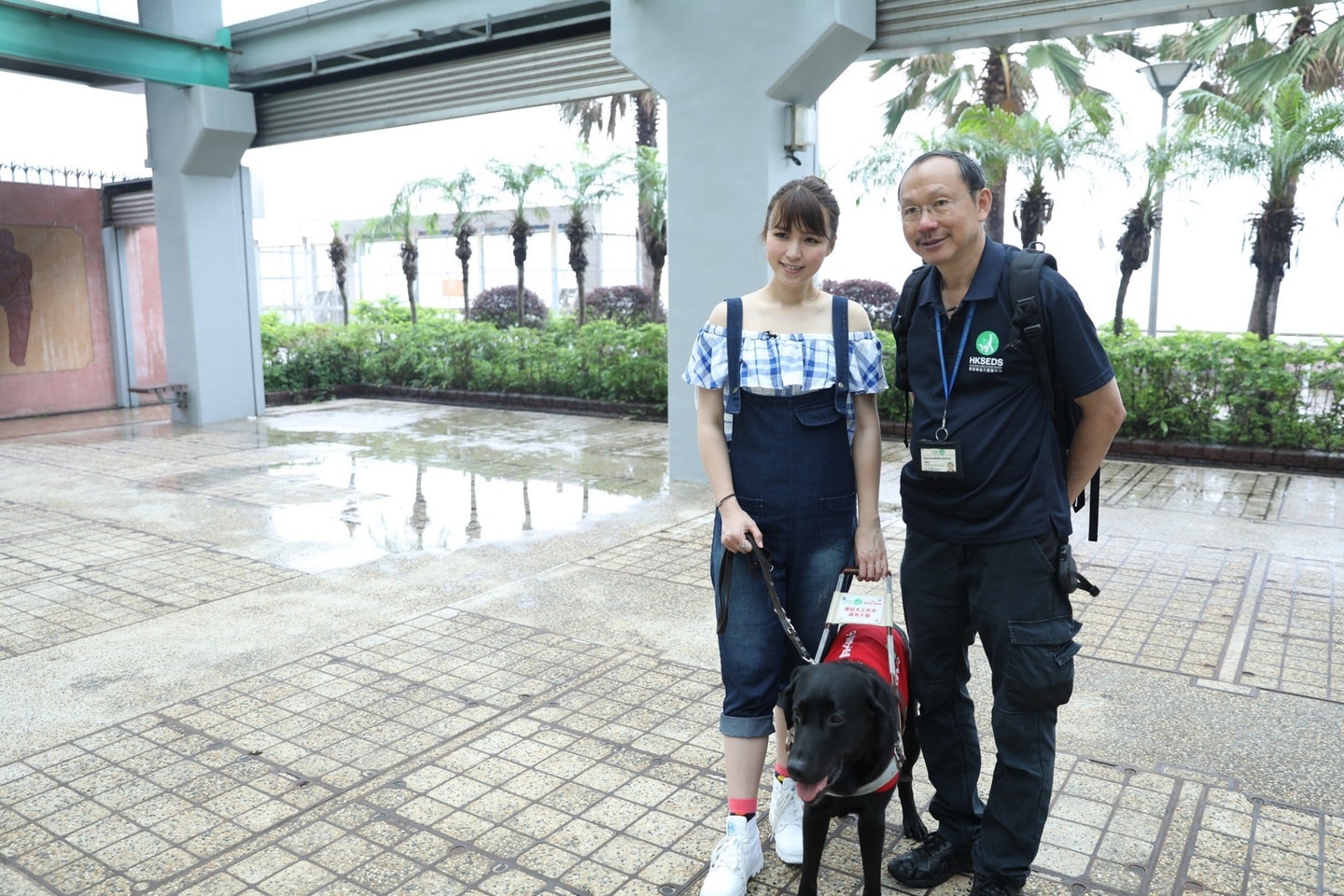 聽過導盲犬服務中心主席張偉民(右)的講解後,孫慧雪(左)對Tovi日常工作的了解加深不少。(資料圖片) 聽過導盲犬服務中心主席張偉民(右)的講解後,孫慧雪(左)對Tovi日常工作的了解加深不少。(資料圖片)