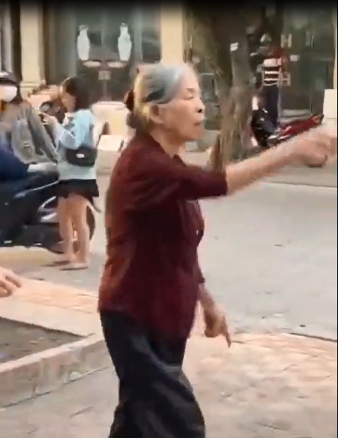 越南一條影片近日在網絡熱傳，只見一名80歲婦人近日聯同年過半百的閨密組成捉姦團，在街上指罵90歲的丈夫及60歲的情婦。（影片截圖）