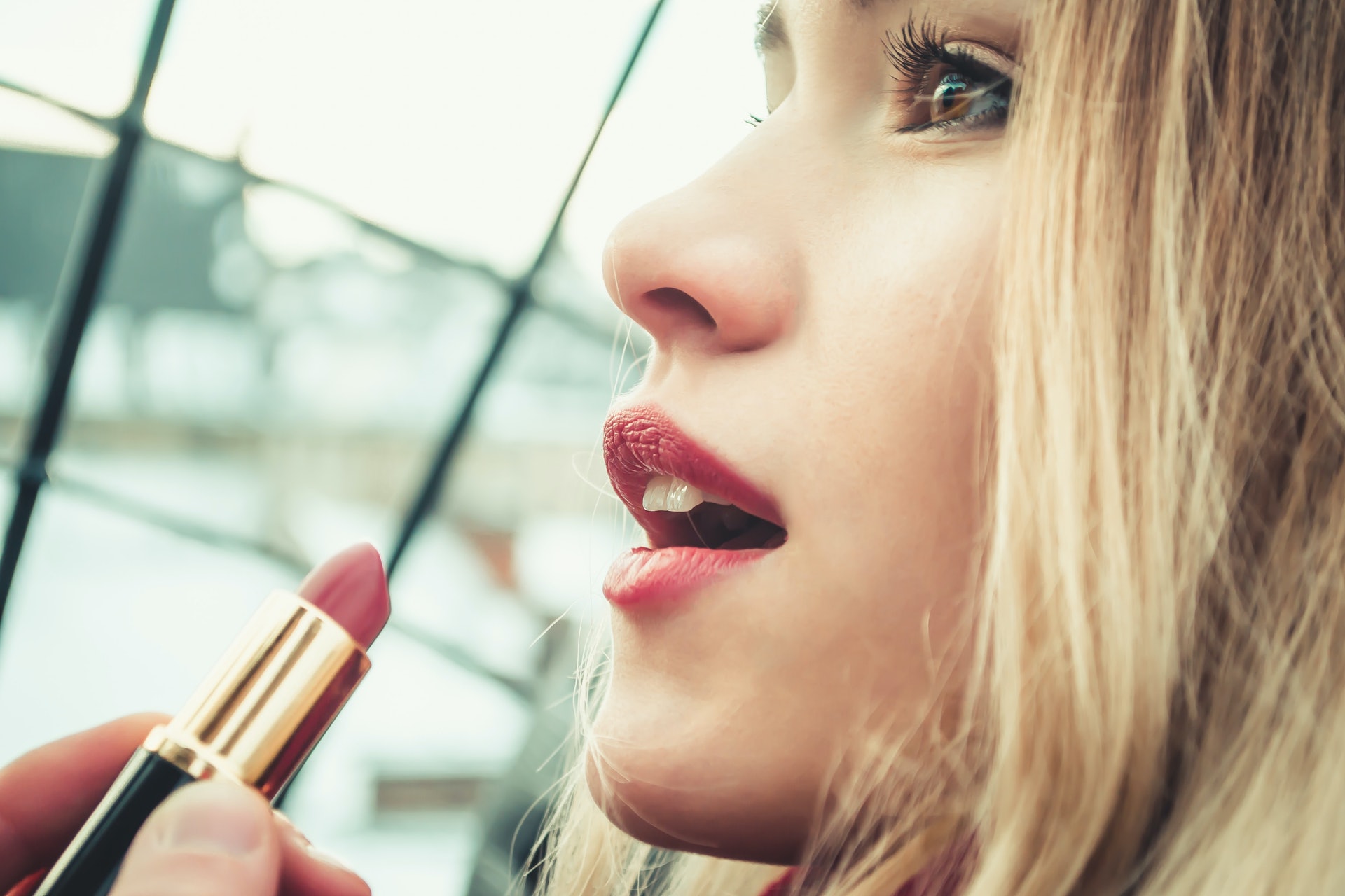 除內在保養唇部外，紫外線亦會令唇色變得暗沉無光，所以選用有防曬度數的唇部產品是必須的。(yirage@UNSPLASH)