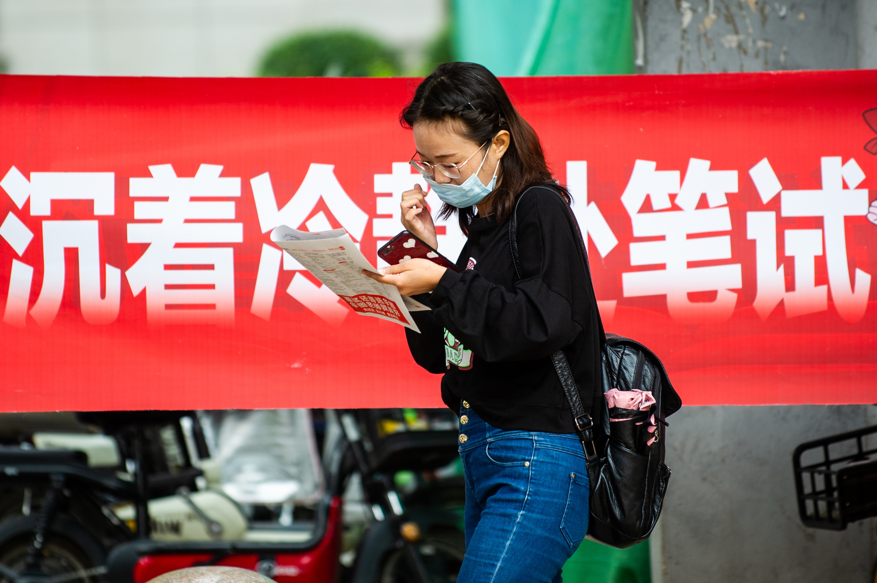 筆試只是整場考試的第一關，考生未來仍要經歷多個階段才能正式成為公務員。（中新社）