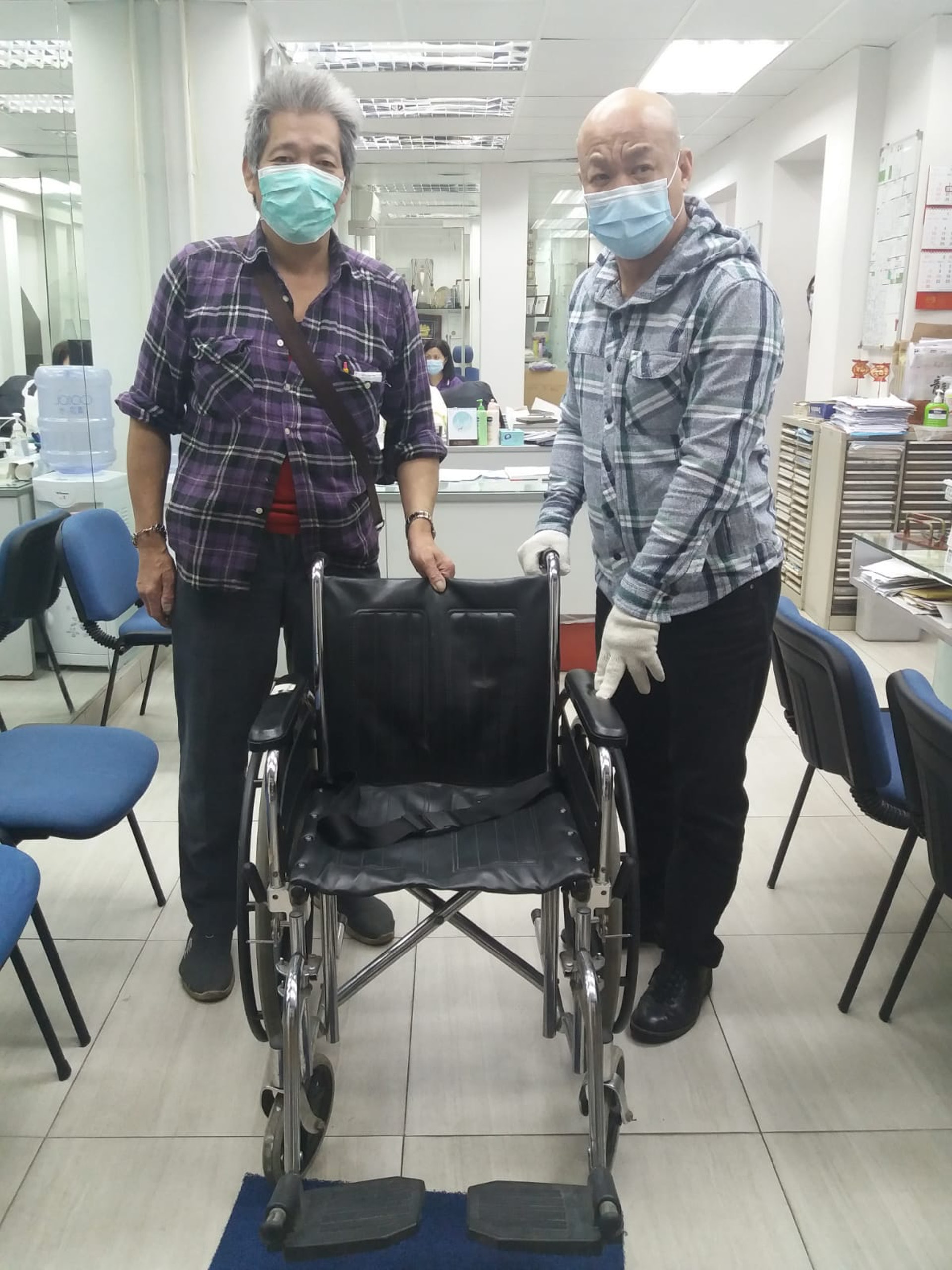 愛心飯團facebook日前發帖,指向區內一名街坊的八旬母親送贈一輛輪椅。(愛心飯團Love Family facebook圖片) 愛心飯團facebook日前發帖,指向區內一名街坊的八旬母親送贈一輛輪椅。(愛心飯團Love Family facebook圖片)