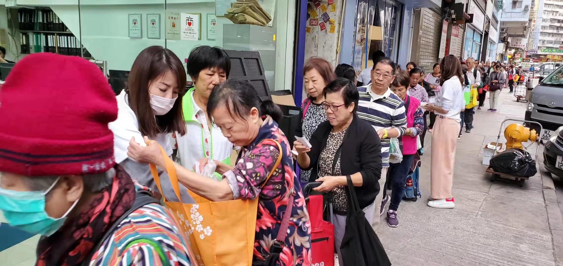 有租車公司老闆於2014年成立慈善團體「愛心飯團」,服務區內弱勢社群,定期派送飯盒及生活用品予有需要街坊,每次派發活動均反應熱烈。(愛心飯團Love Family facebook圖片) 有租車公司老闆於2014年成立慈善團體「愛心飯團」,服務區內弱勢社群,定期派送飯盒及生活用品予有需要街坊,每次派發活動均反應熱烈。(愛心飯團Love Family facebook圖片)