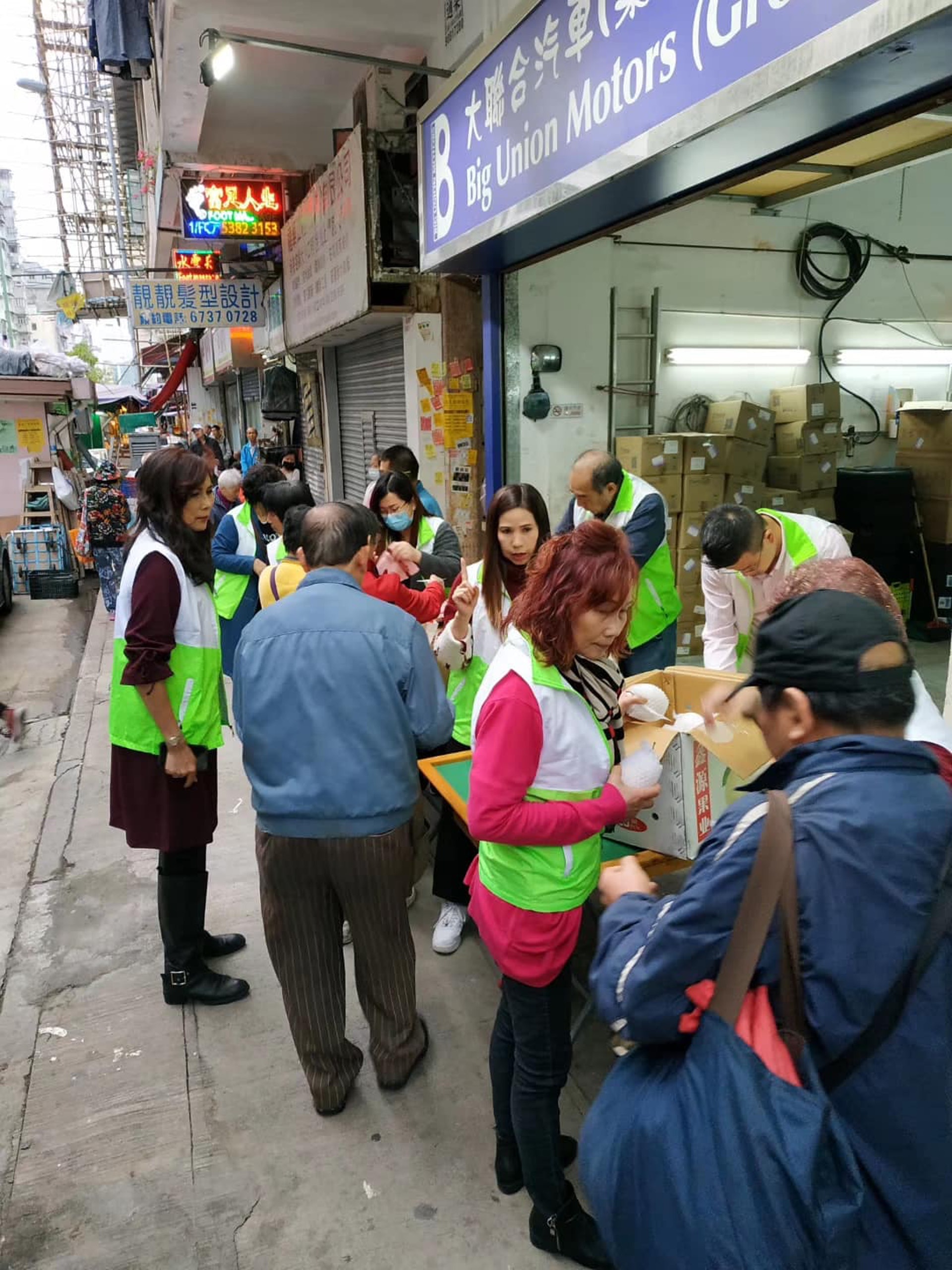 有租車公司老闆於2014年成立慈善團體「愛心飯團」,服務區內弱勢社群,定期派送飯盒及生活用品予有需要街坊,每次派發活動均反應熱烈。(愛心飯團Love Family facebook圖片) 有租車公司老闆於2014年成立慈善團體「愛心飯團」,服務區內弱勢社群,定期派送飯盒及生活用品予有需要街坊,每次派發活動均反應熱烈。(愛心飯團Love Family facebook圖片)