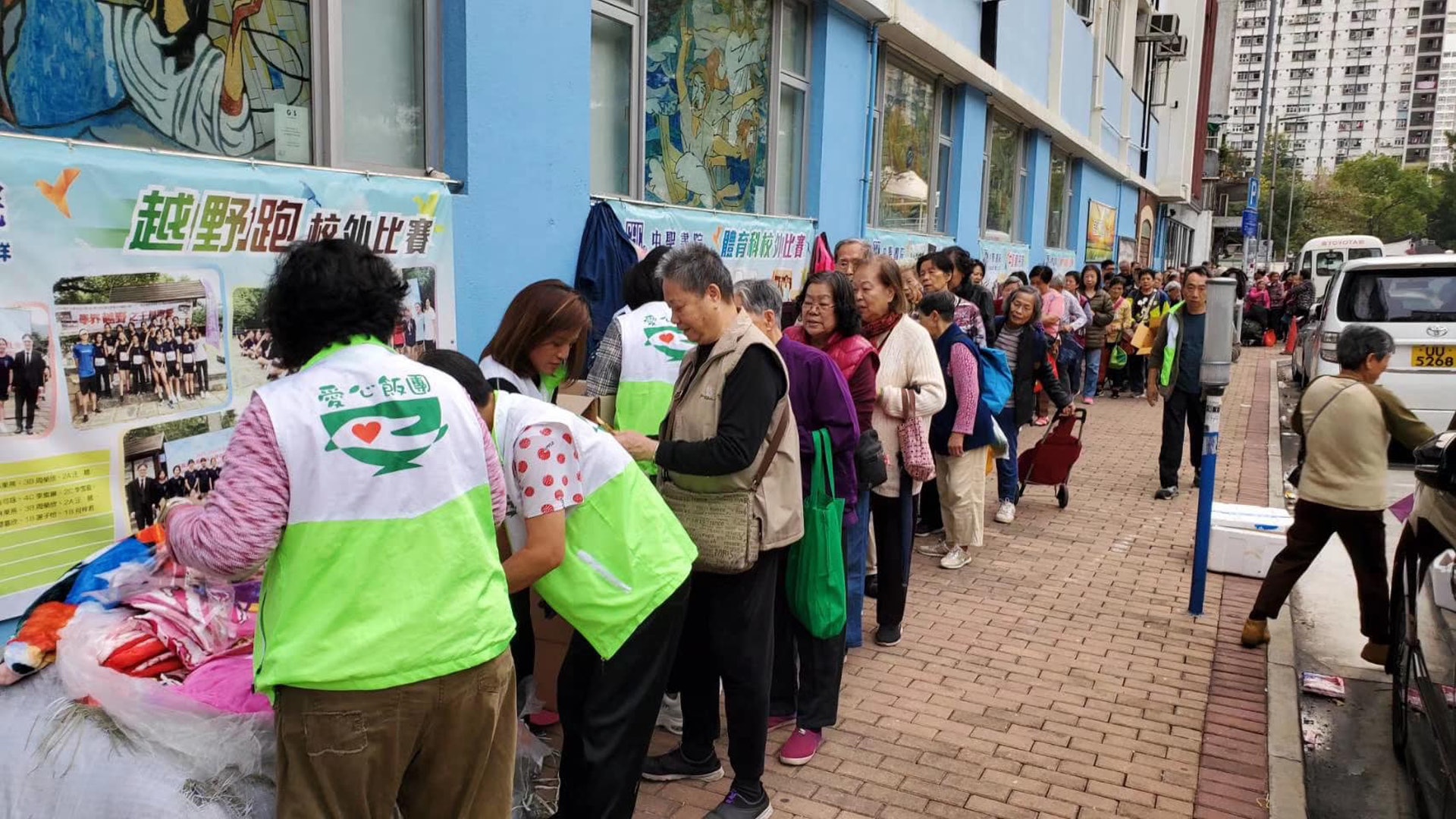 「愛心飯團」亦與區內中學合作,定期將物資交由中學生在各自的學校門口派發。(愛心飯團Love Family facebook圖片) 「愛心飯團」亦與區內中學合作,定期將物資交由中學生在各自的學校門口派發。(愛心飯團Love Family facebook圖片)