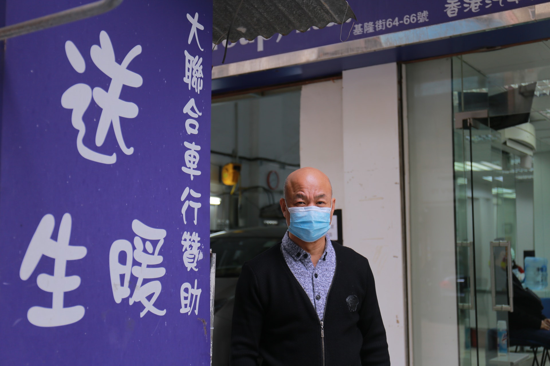 租車公司老闆黃國權於2014年成立慈善團體「愛心飯團」,服務區內弱勢社群,定期派送飯盒及生活用品予有需要街坊。(楊嘉朗攝) 租車公司老闆黃國權於2014年成立慈善團體「愛心飯團」,服務區內弱勢社群,定期派送飯盒及生活用品予有需要街坊。(楊嘉朗攝)