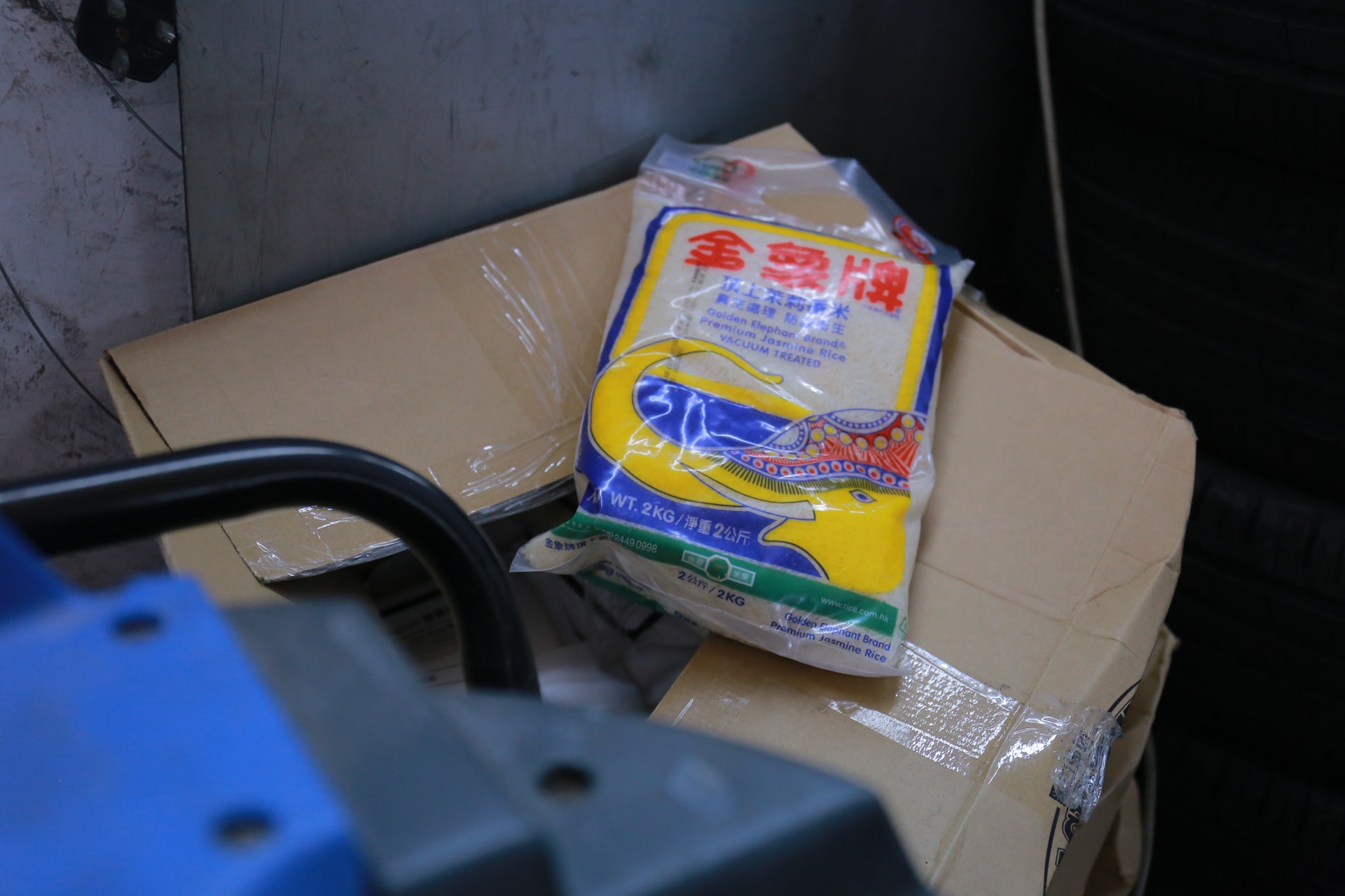 受限聚令影響,「愛心飯團」停止定期派飯活動,改為派發其他物資予區內有需要人士。(楊嘉朗攝) 受限聚令影響,「愛心飯團」停止定期派飯活動,改為派發其他物資予區內有需要人士。(楊嘉朗攝)