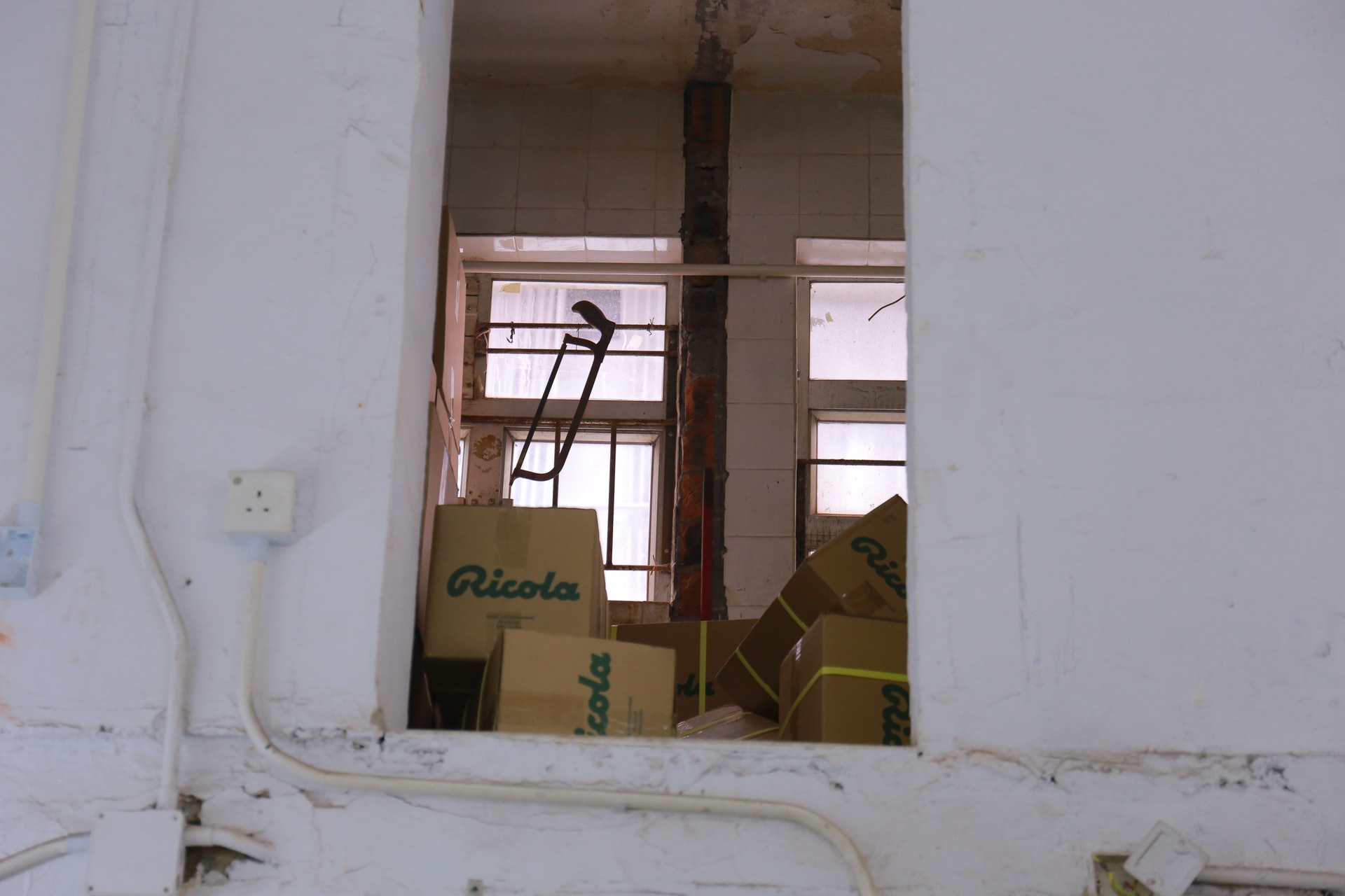 近月有善心人士捐出輪椅,黃國權將輪椅暫存在店內二樓一角落。(楊嘉朗攝) 近月有善心人士捐出輪椅,黃國權將輪椅暫存在店內二樓一角落。(楊嘉朗攝)