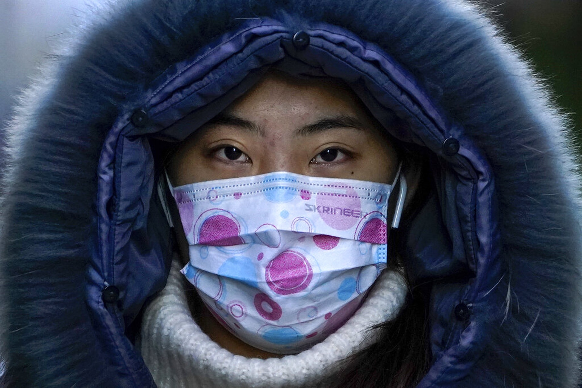 中國新冠肺炎疫情:圖為12月16日北京一名女子在早上繁忙時間上班。(AP) 中國新冠肺炎疫情:圖為12月16日北京一名女子在早上繁忙時間上班。(AP)