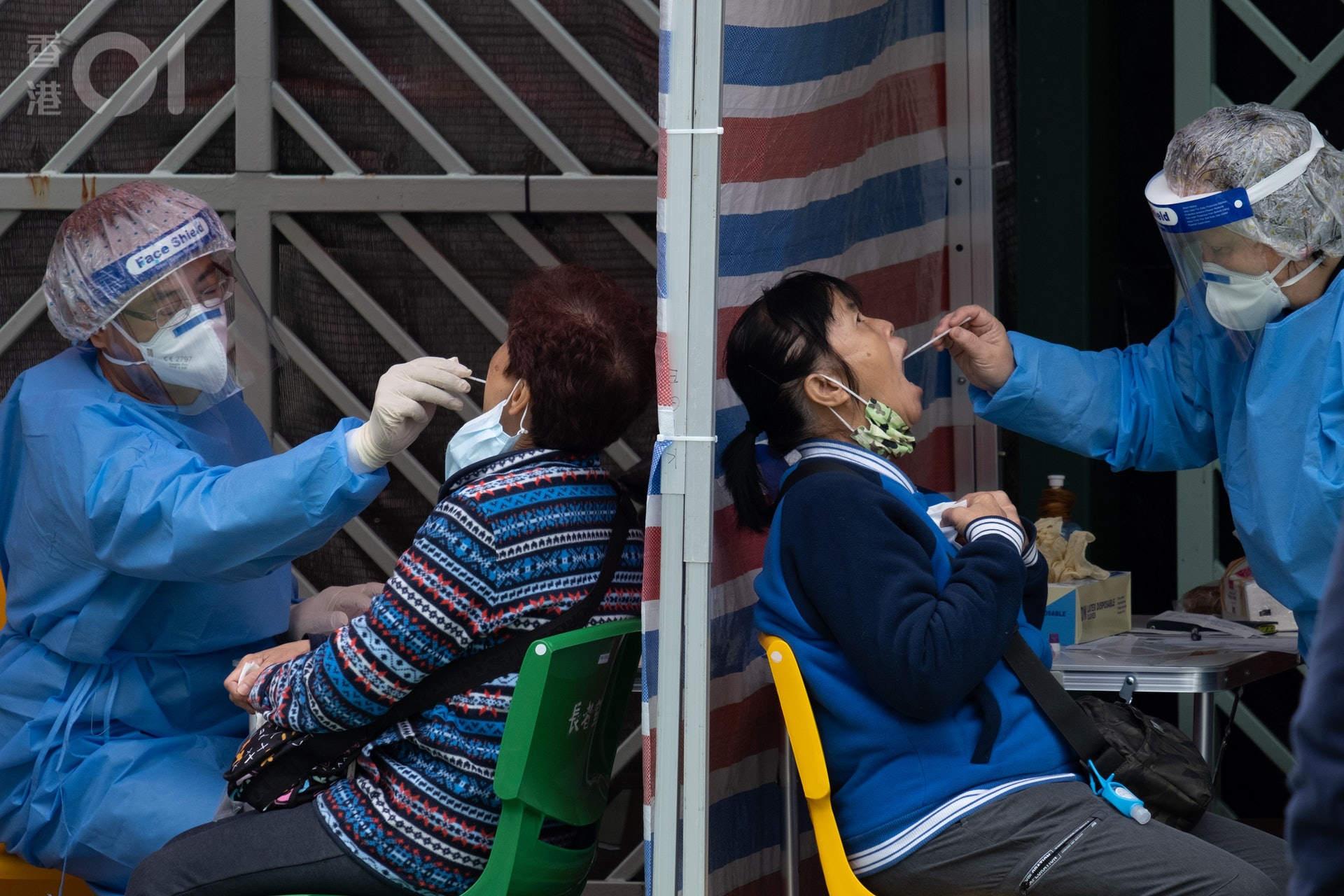 沙田乙明邨明恩樓爆疫,當局在12月17日,於乙明邨籃球場設立流動採樣站,供明恩樓住户優先檢測。(梁鵬威攝) 沙田乙明邨明恩樓爆疫,當局在12月17日,於乙明邨籃球場設立流動採樣站,供明恩樓住户優先檢測。(梁鵬威攝)