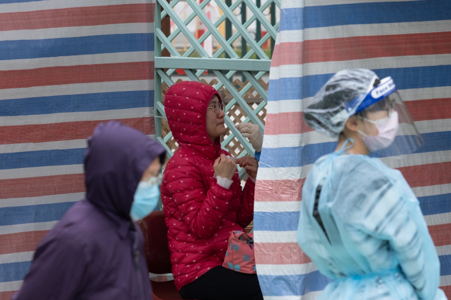 沙田乙明邨明恩樓爆疫,當局在12月17日,於乙明邨籃球場設立流動採樣站,供明恩樓住户優先檢測。(梁鵬威攝) 沙田乙明邨明恩樓爆疫,當局在12月17日,於乙明邨籃球場設立流動採樣站,供明恩樓住户優先檢測。(梁鵬威攝)