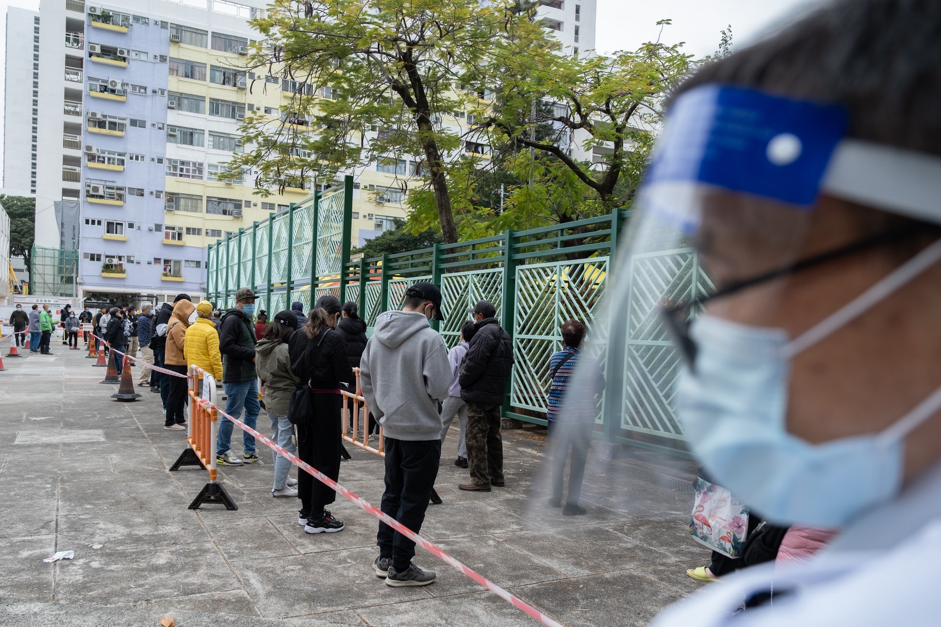 沙田乙明邨明恩樓爆疫,乙明邨籃球場流動採樣站12月17日起開放,大批明恩樓住戶排隊接受檢測。(梁鵬威攝) 沙田乙明邨明恩樓爆疫,乙明邨籃球場流動採樣站12月17日起開放,大批明恩樓住戶排隊接受檢測。(梁鵬威攝)