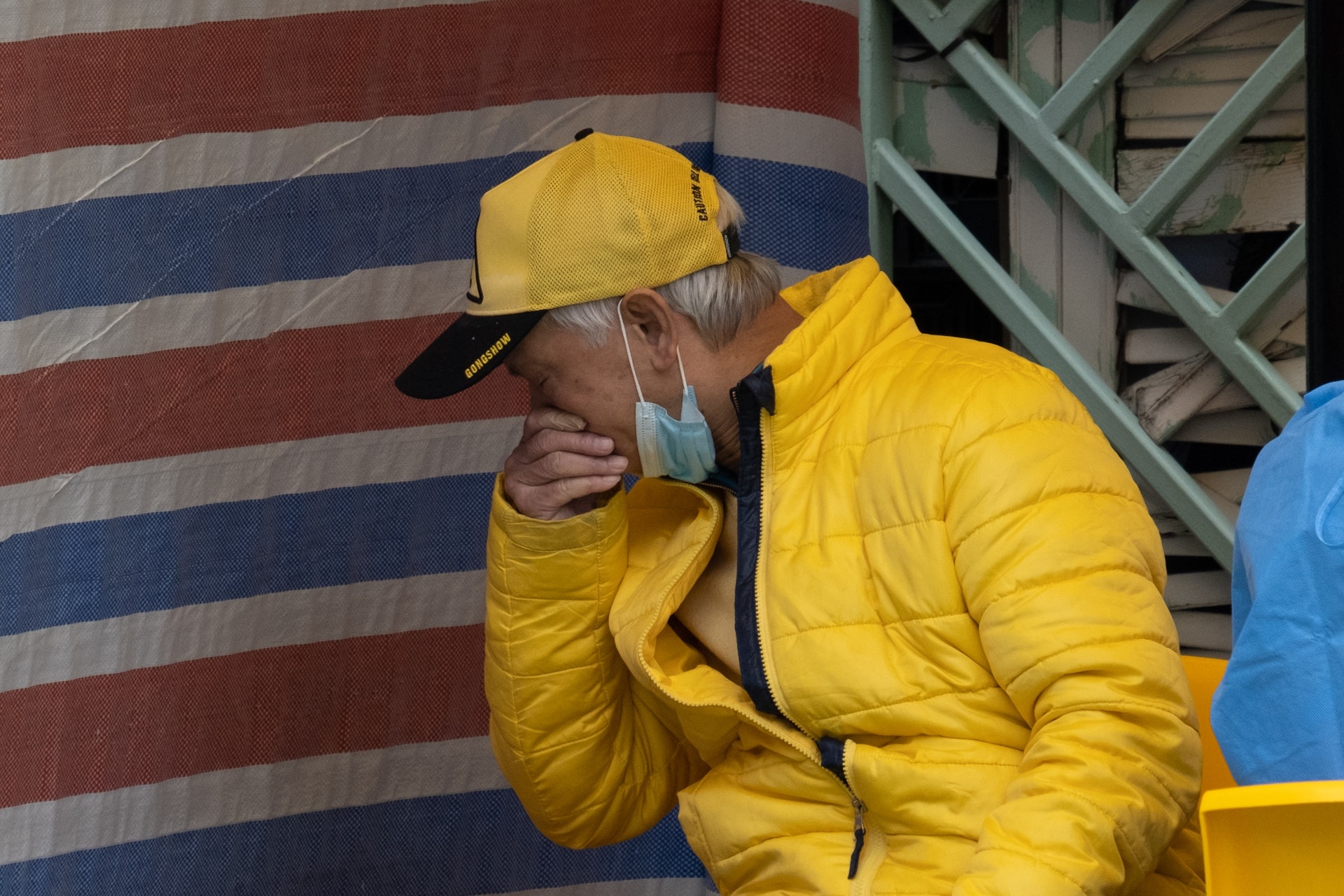 沙田乙明邨明恩樓爆疫,當局在乙明邨籃球場設立流動採樣站,有長者接受檢測後,感到不適打噴嚏。(梁鵬威攝) 沙田乙明邨明恩樓爆疫,當局在乙明邨籃球場設立流動採樣站,有長者接受檢測後,感到不適打噴嚏。(梁鵬威攝)