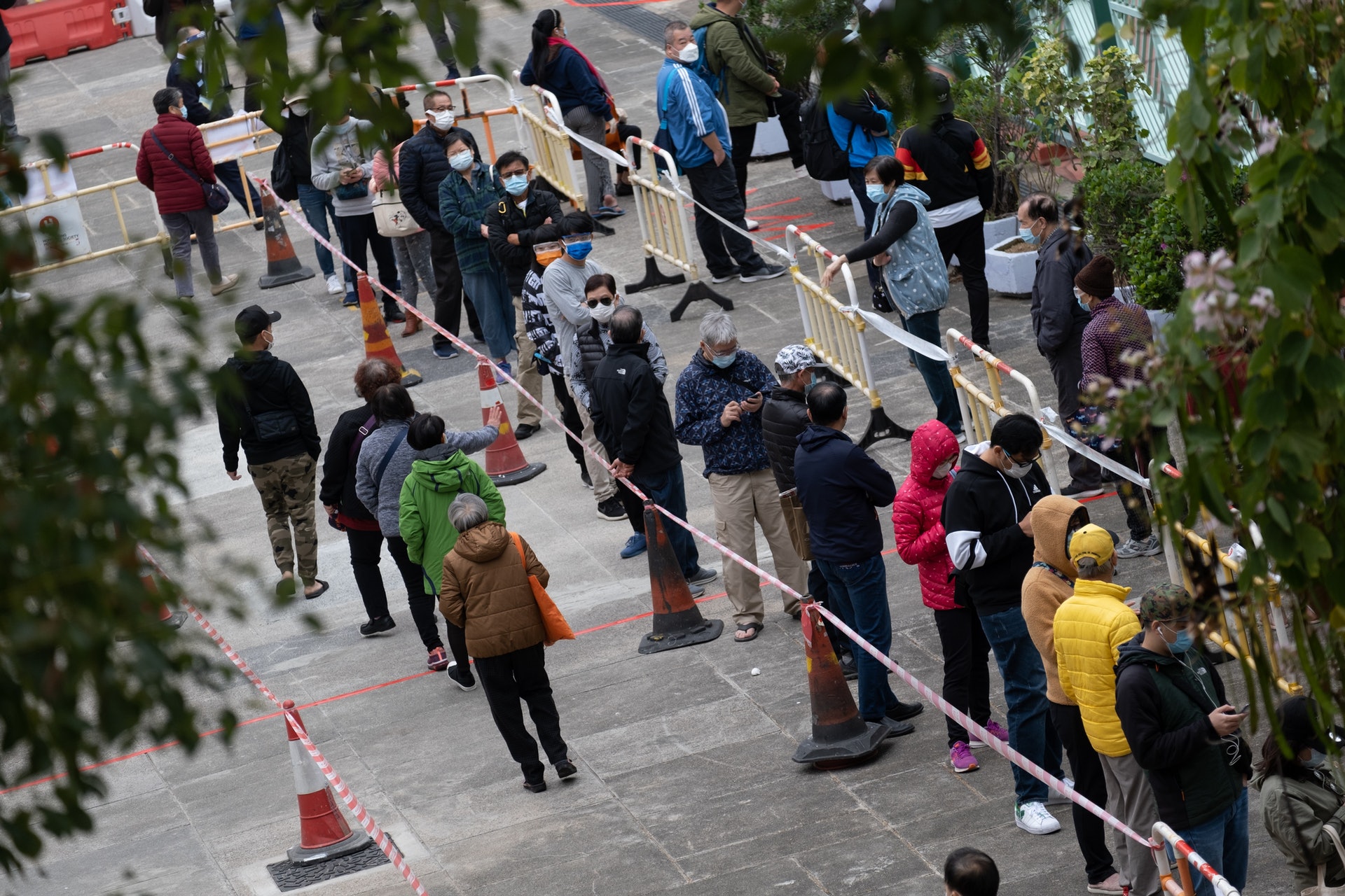 沙田乙明邨明恩樓爆疫,乙明邨籃球場流動採樣站12月17日起開放,大批明恩樓住戶排隊接受檢測。(梁鵬威攝) 沙田乙明邨明恩樓爆疫,乙明邨籃球場流動採樣站12月17日起開放,大批明恩樓住戶排隊接受檢測。(梁鵬威攝)