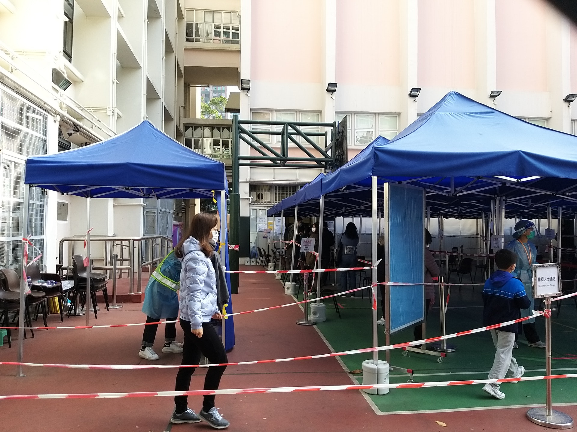 設於油麻地梁顯利社區中心的臨時檢測中心今早未見人龍,1小時內有約20餘名外傭出入。(黃穎津攝) 設於油麻地梁顯利社區中心的臨時檢測中心今早未見人龍,1小時內有約20餘名外傭出入。(黃穎津攝)