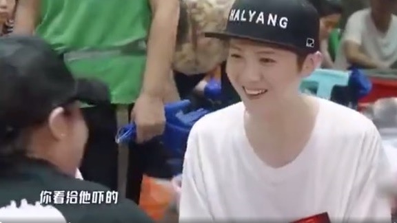 鹿晗素顏的狀態亦非常好。（影片截圖）