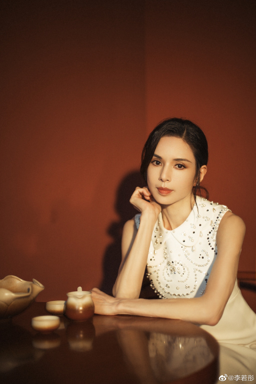 事業上如此成功的李若彤，更成為不少少男心目中的女神，而李若彤的情史只有商人郭應泉這個名字，當時有傳李若彤在1999年遇上郭應泉，那時男方更被傳媒指配不起李若彤，皆因男方曾離婚，更是「其貌不揚」。（李若彤＠微博）
