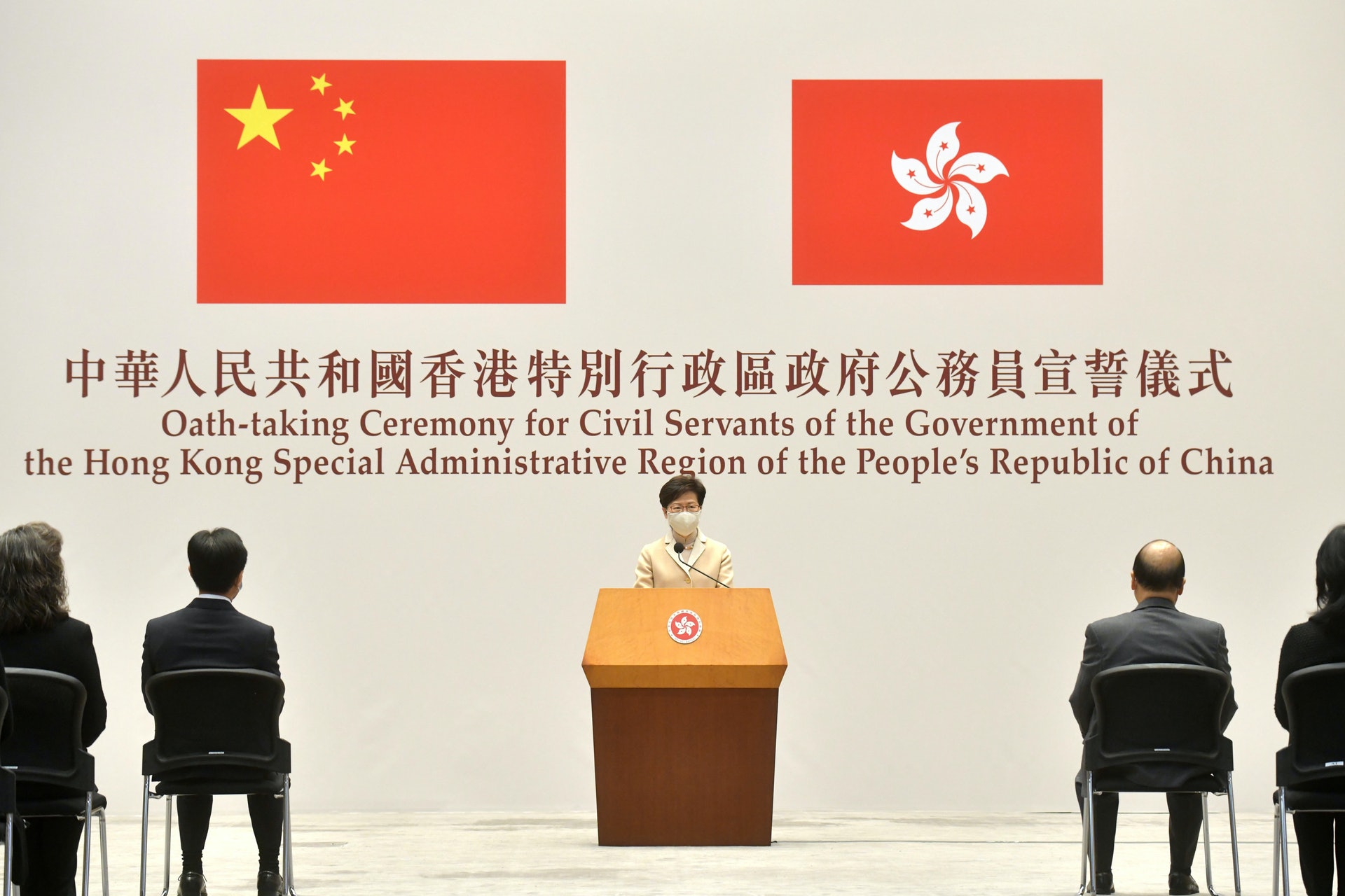 林鄭表示,雖然宣誓只是很簡單的儀式,而簽署聲明只是一紙文書,但有其標誌性的作用,並可以進一步保護、鞏固和推廣公務員隊伍須恪守的核心價值,從而確保香港特區政府有效管治。 林鄭表示,雖然宣誓只是很簡單的儀式,而簽署聲明只是一紙文書,但有其標誌性的作用,並可以進一步保護、鞏固和推廣公務員隊伍須恪守的核心價值,從而確保香港特區政府有效管治。