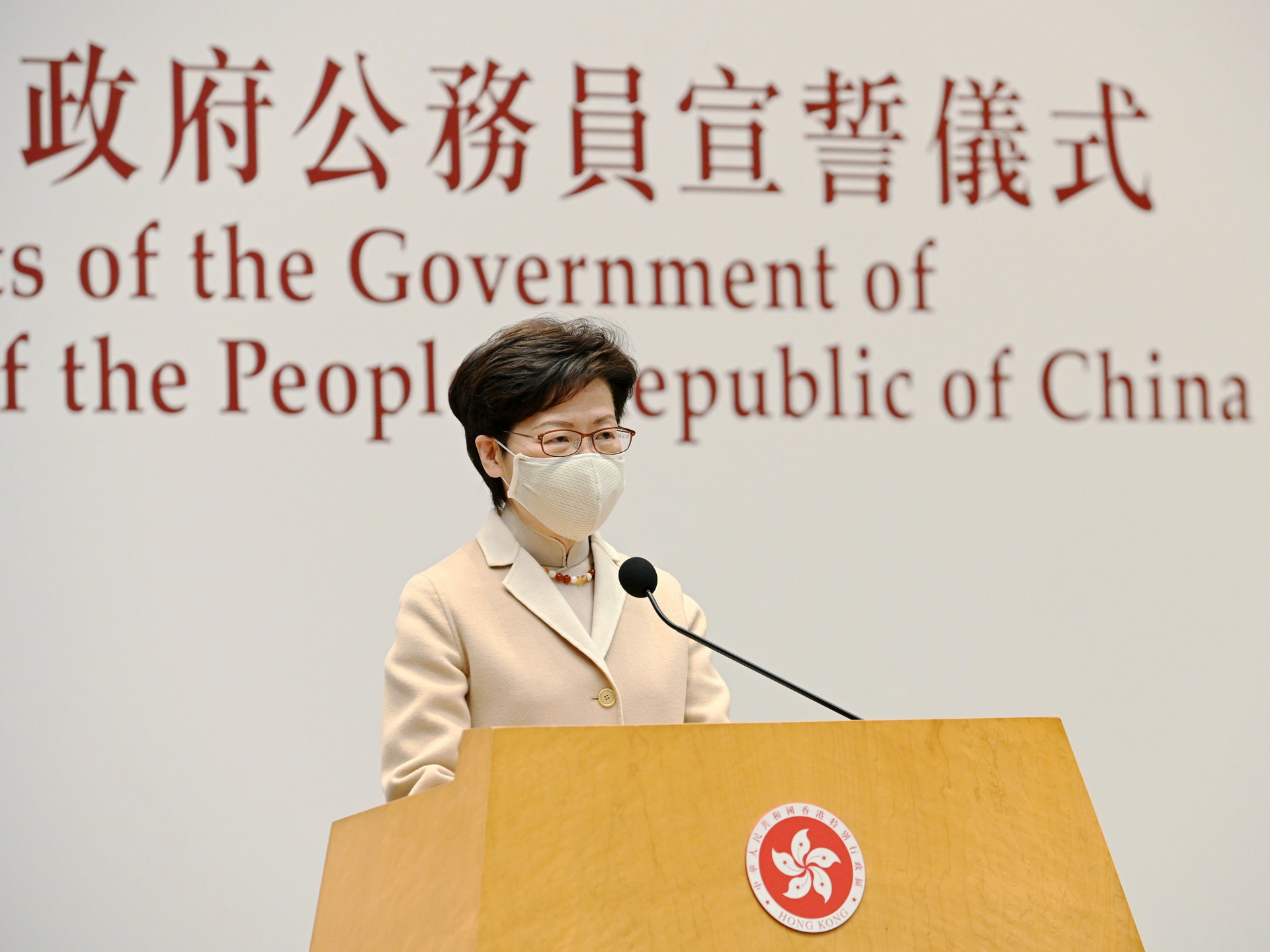 林鄭表示,雖然宣誓只是很簡單的儀式,而簽署聲明只是一紙文書,但有其標誌性的作用,並可以進一步保護、鞏固和推廣公務員隊伍須恪守的核心價值,從而確保香港特區政府有效管治。 林鄭表示,雖然宣誓只是很簡單的儀式,而簽署聲明只是一紙文書,但有其標誌性的作用,並可以進一步保護、鞏固和推廣公務員隊伍須恪守的核心價值,從而確保香港特區政府有效管治。