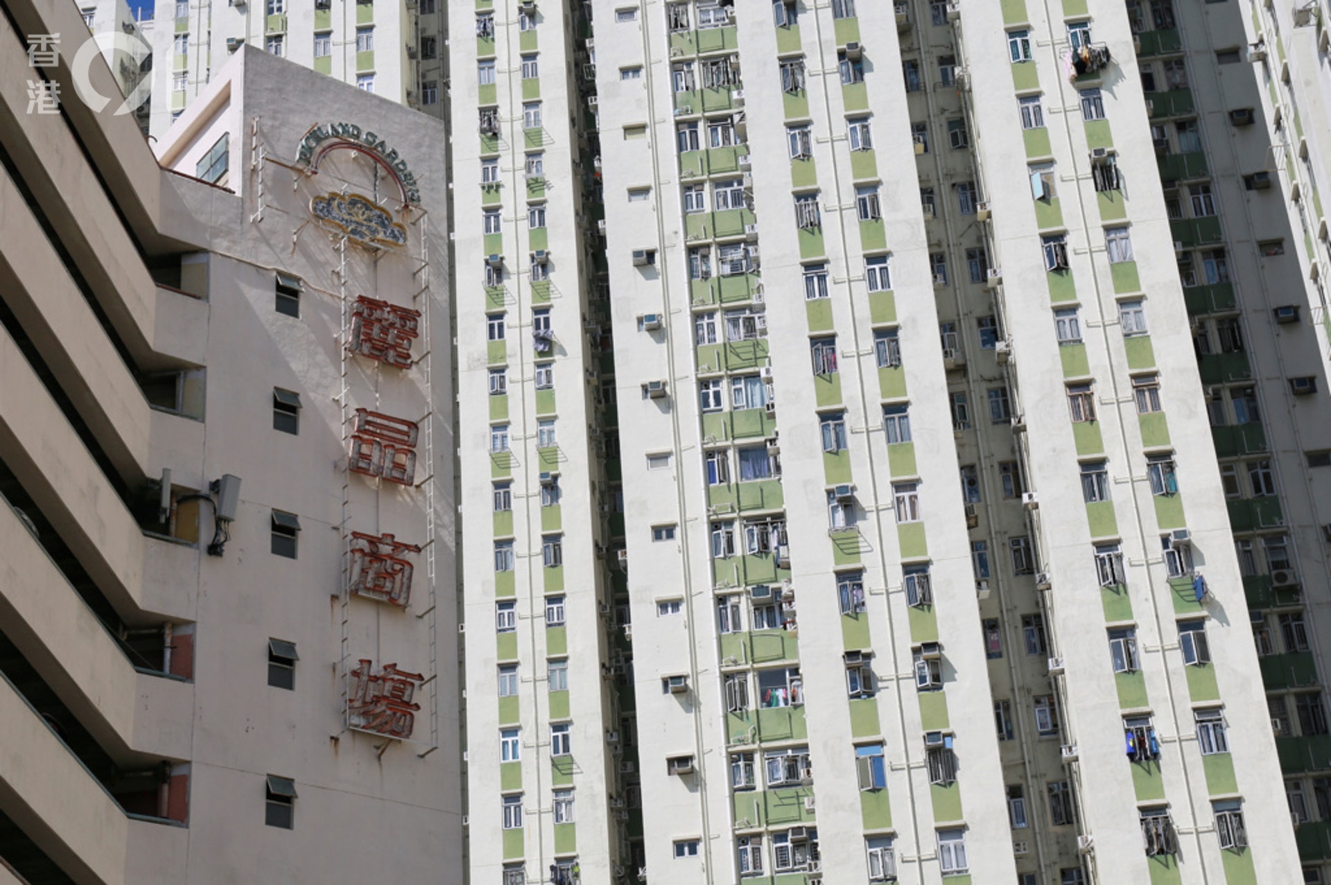 麗晶花園第六座在12月時出現多宗確診個案,袁國勇視察後,發現大廈喉管設計與淘大花園相似,而且不知是否所有單位均有安裝U型隔氣管,懷疑病毒經類渠等喉管傳播。(資料圖片/鄧柏良攝) 麗晶花園第六座在12月時出現多宗確診個案,袁國勇視察後,發現大廈喉管設計與淘大花園相似,而且不知是否所有單位均有安裝U型隔氣管,懷疑病毒經類渠等喉管傳播。(資料圖片/鄧柏良攝)