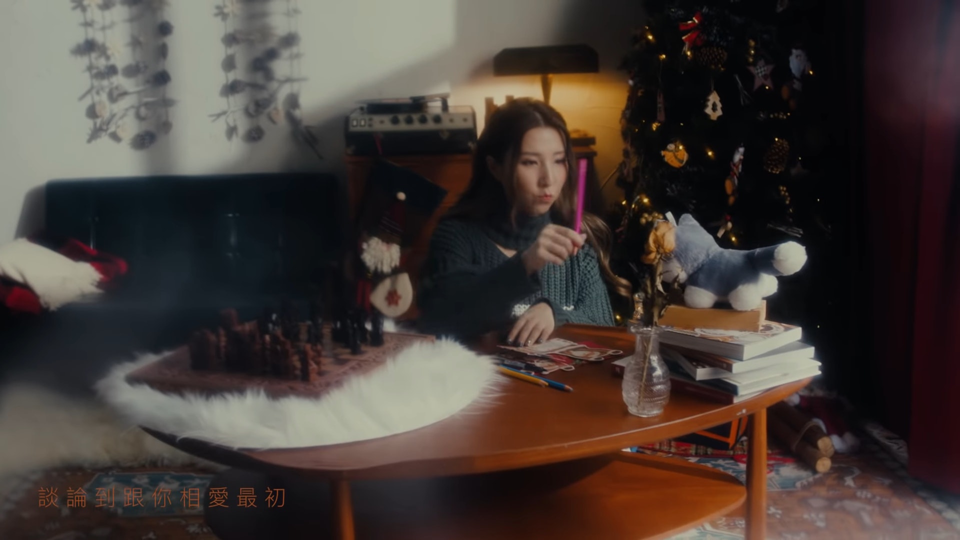 「勁歌金榜」第10位:譚嘉儀《Christmas With You》(MV截圖) 「勁歌金榜」第10位:譚嘉儀《Christmas With You》(MV截圖)