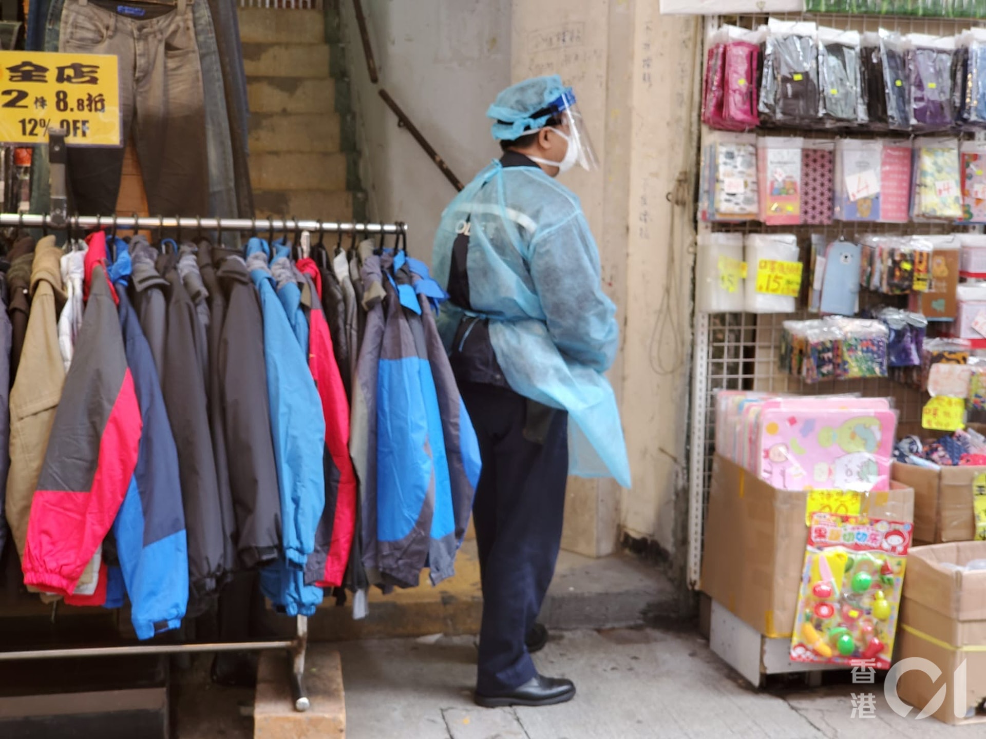 一名警員戴上面罩、口罩及穿上藍色保護袍,留在地下看守。(黃偉民攝) 一名警員戴上面罩、口罩及穿上藍色保護袍,留在地下看守。(黃偉民攝)