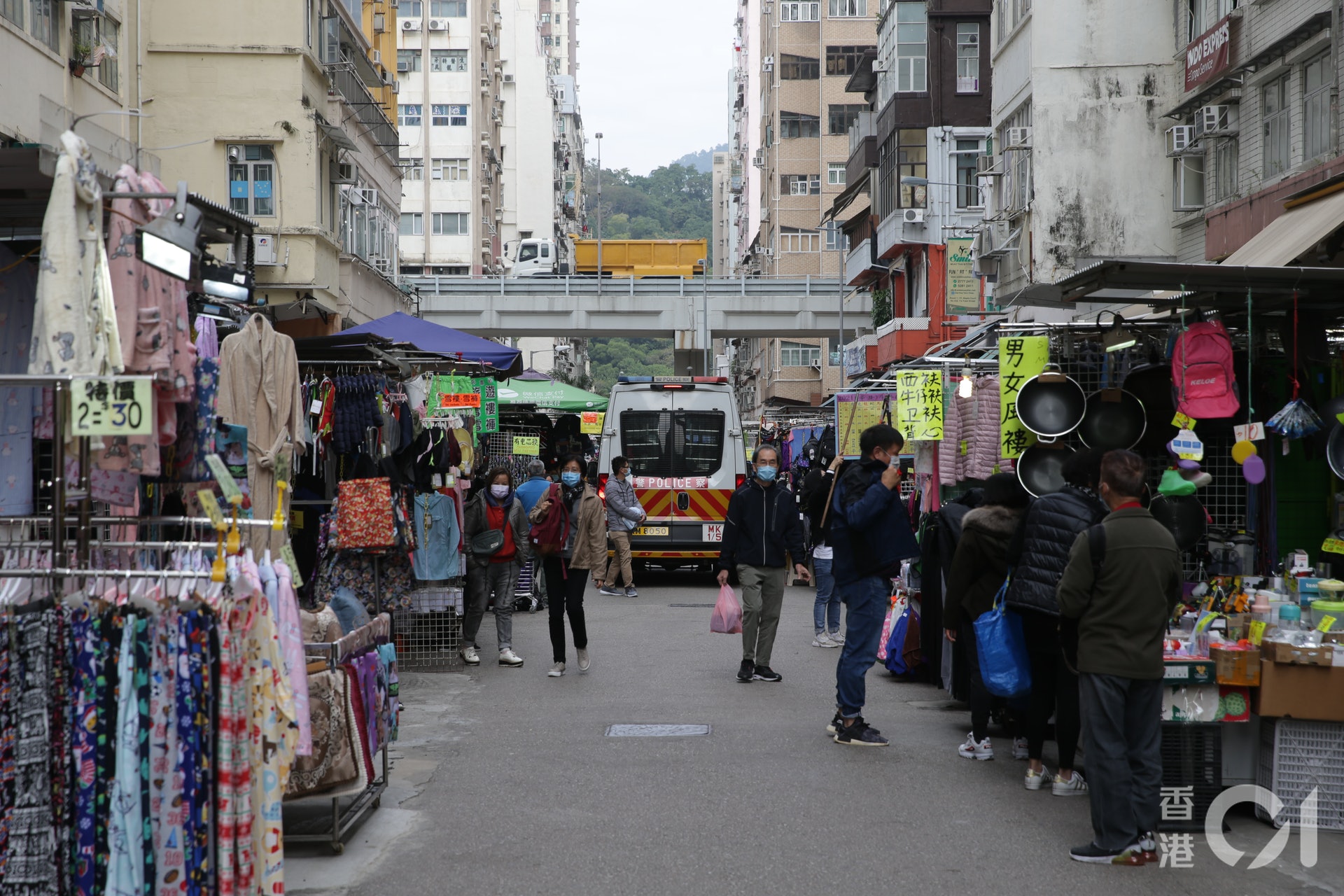 今早10時,4名警員乘坐警車抵達男病人位於花園街198號的住所巡查。(黃偉民攝) 今早10時,4名警員乘坐警車抵達男病人位於花園街198號的住所巡查。(黃偉民攝)
