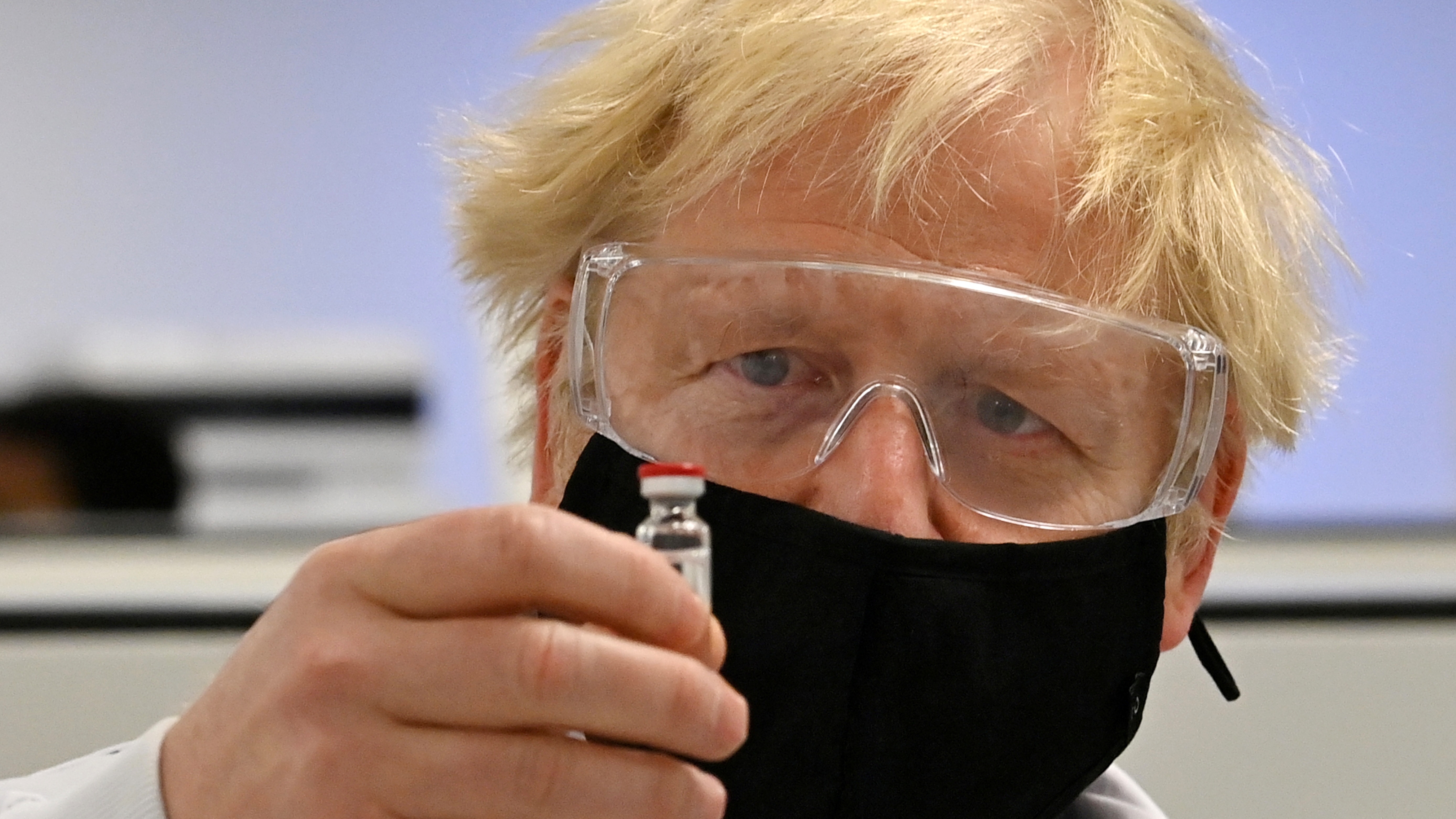 英國新冠肺炎疫情：圖為11月30日，英國首相約翰遜在雷克瑟姆與牛津大學及阿斯利康製藥公司合作研發的新冠疫苗合照。（Reuters）