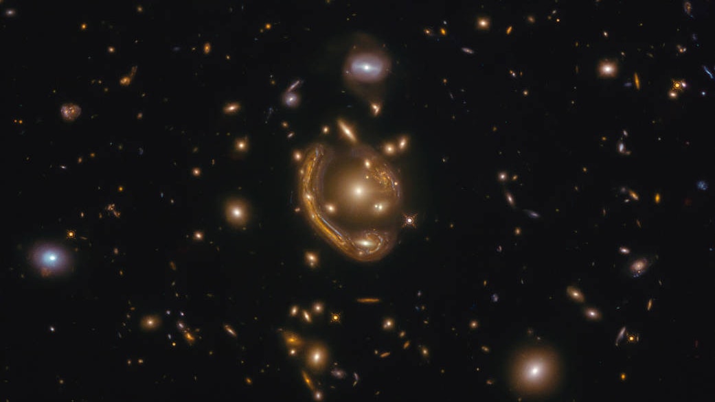 NASA公布最新「愛因斯坦環」照片 宇宙深處「半熔金戒」華麗曝光 NASA公布最新「愛因斯坦環」照片 宇宙深處「半熔金戒」華麗曝光