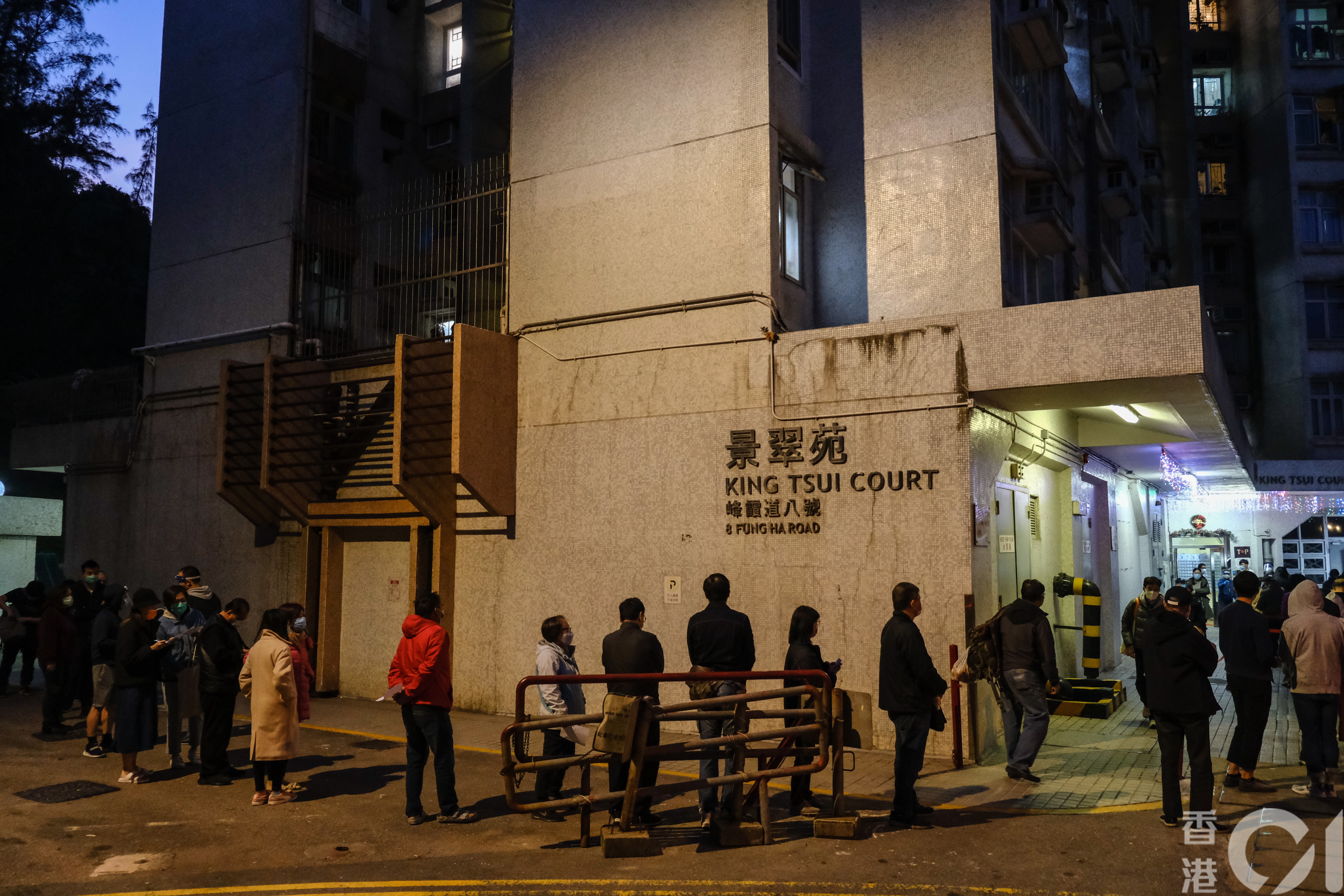 柴灣峰霞道景翠苑至今累計有6個單位錄得確診個案，政府安排承辦商到場設流動採樣站。（廖雁雄攝）