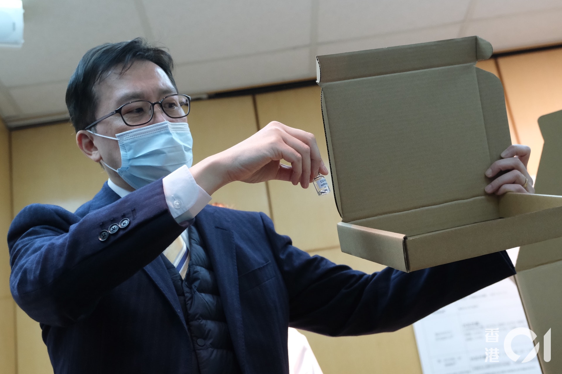 每個小盒可放195個兩毫升的藥瓶。(盧翊銘攝) 每個小盒可放195個兩毫升的藥瓶。(盧翊銘攝)