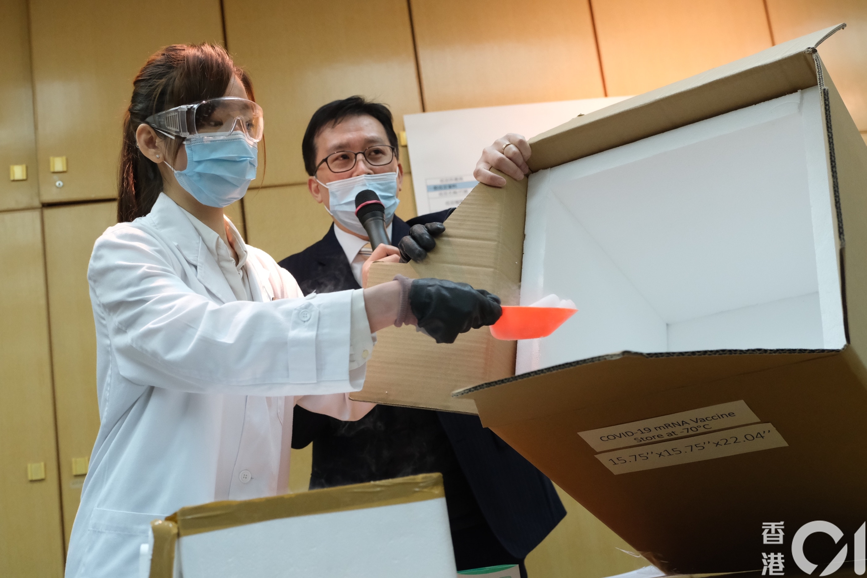 工作人員會先將少量乾冰置於保溫箱底部。（盧翊銘攝）