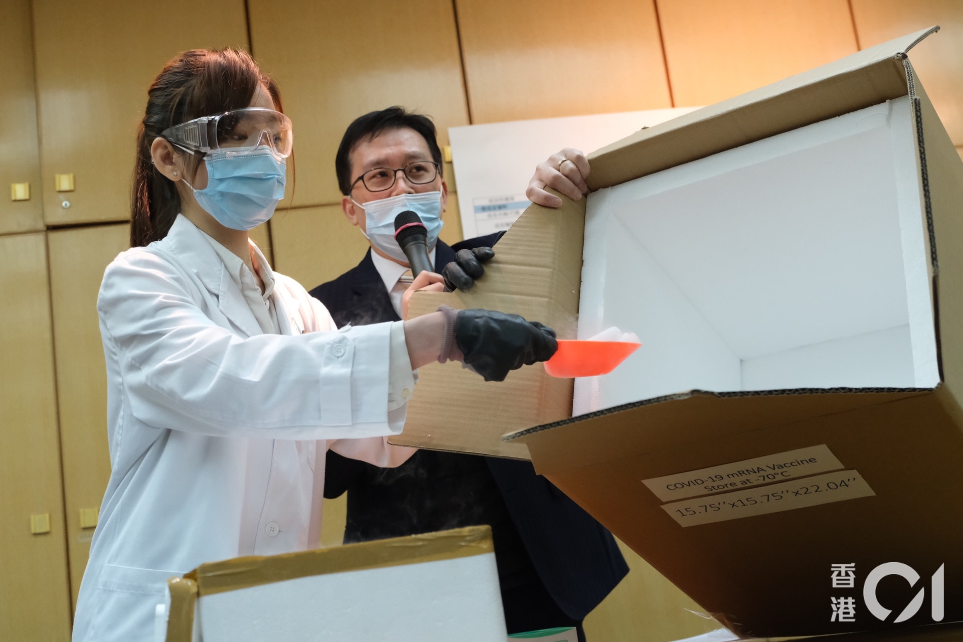 工作人員會先將少量乾冰置於保溫箱底部。(盧翊銘攝) 工作人員會先將少量乾冰置於保溫箱底部。(盧翊銘攝)