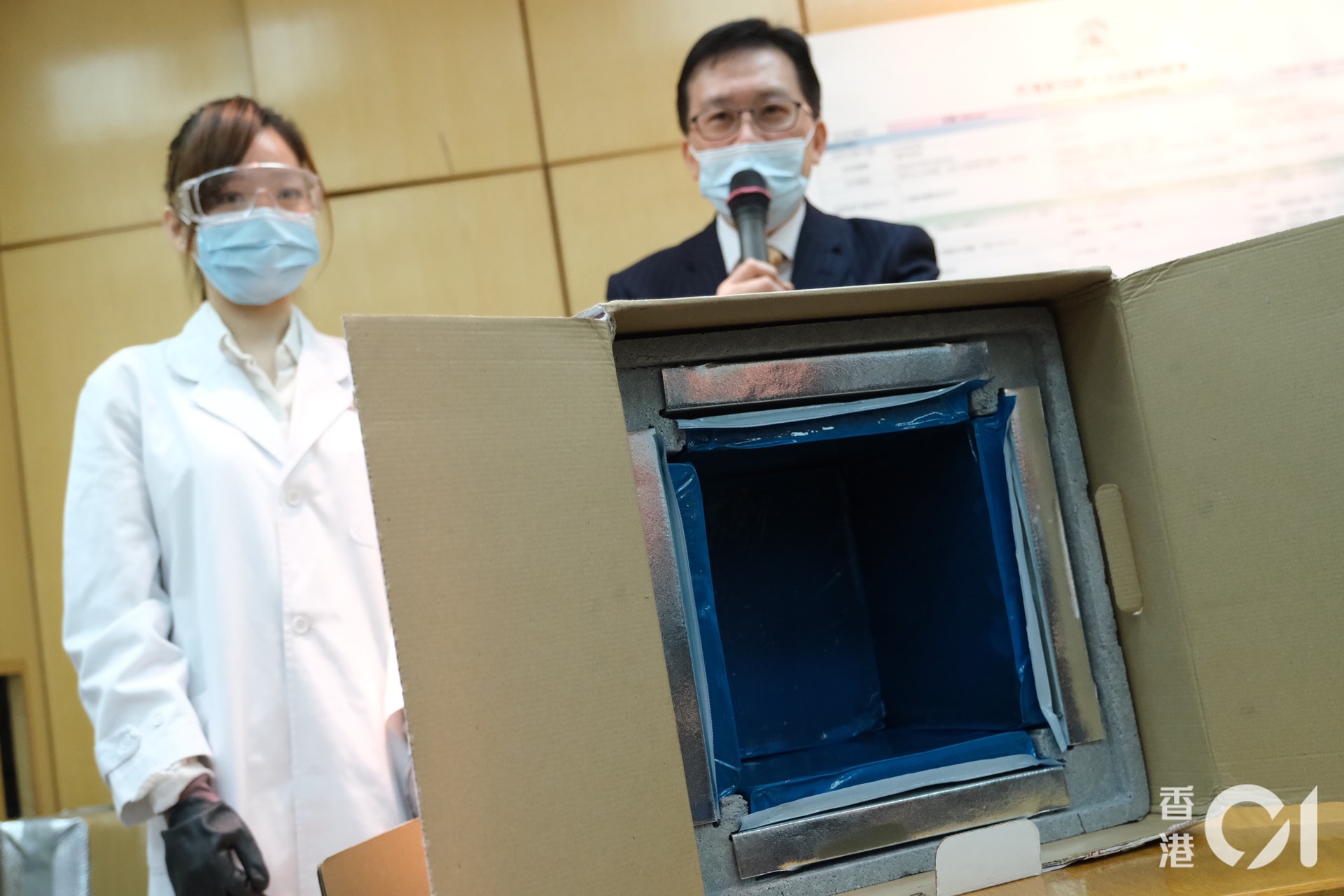 香港醫院藥劑師學會模擬攝氏零下70度儲存疫苗過程,會長崔俊明強調保溫箱並非紙箱。(盧翊銘攝) 香港醫院藥劑師學會模擬攝氏零下70度儲存疫苗過程,會長崔俊明強調保溫箱並非紙箱。(盧翊銘攝)