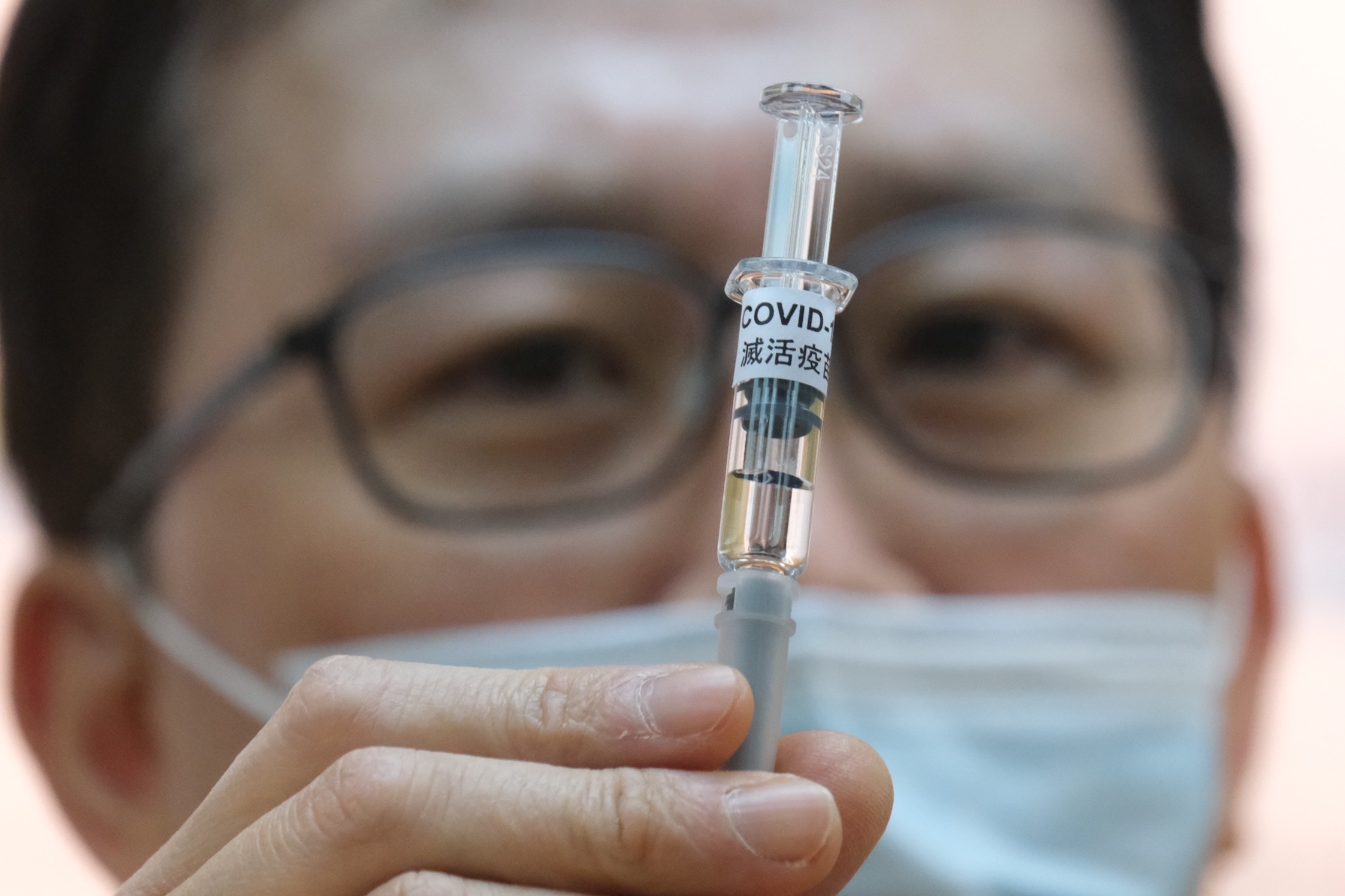 香港醫院藥劑師學會會長崔俊明建議，醫護人員、長期病患者、長者、安老院舍員工及院友優先接種疫苗。（盧翊銘攝）