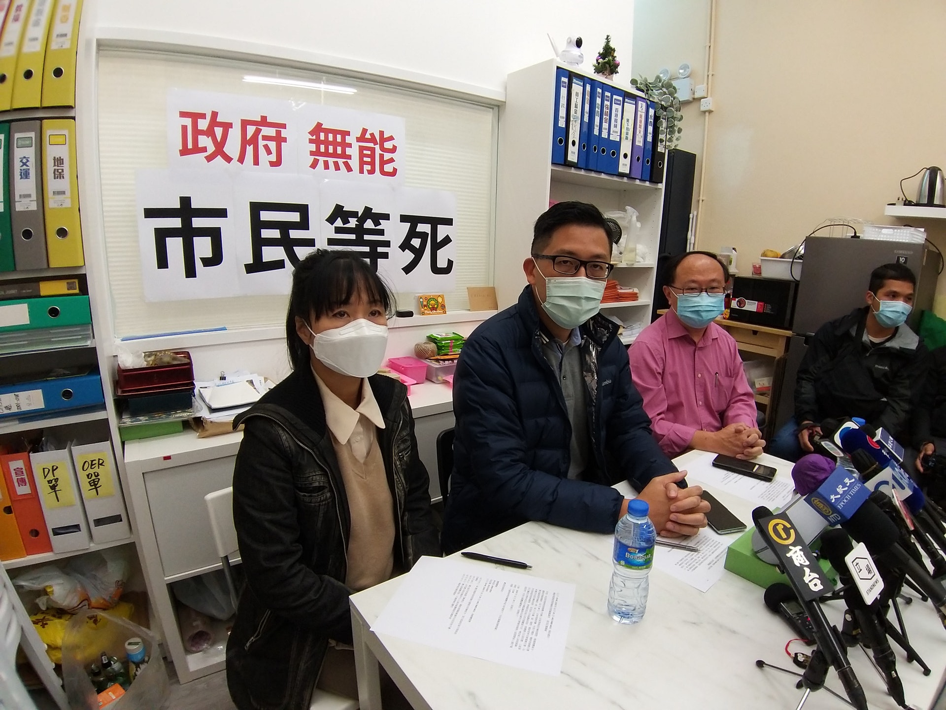 民主黨副主席林卓廷及大圍區議員吳定霖今日在記者會與上述個案女兒趙小姐進行電話訪問。(黃穎津攝) 民主黨副主席林卓廷及大圍區議員吳定霖今日在記者會與上述個案女兒趙小姐進行電話訪問。(黃穎津攝)