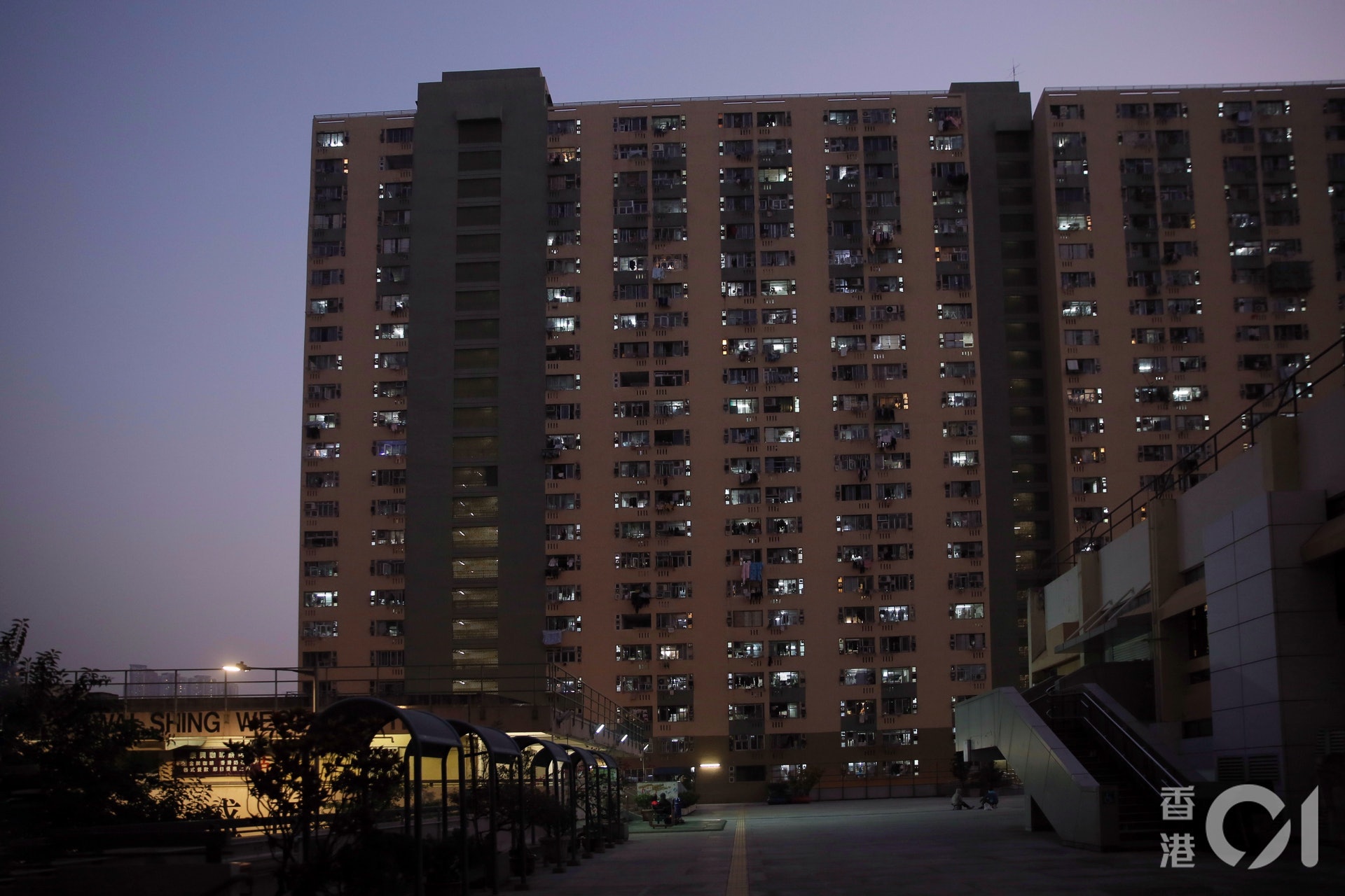 葵盛西邨8座婦在家人確診9日始送檢疫中心疑家中遭 遺毒 感染 葵盛西邨8座婦在家人確診9日始送檢疫中心疑家中遭 遺毒 感染